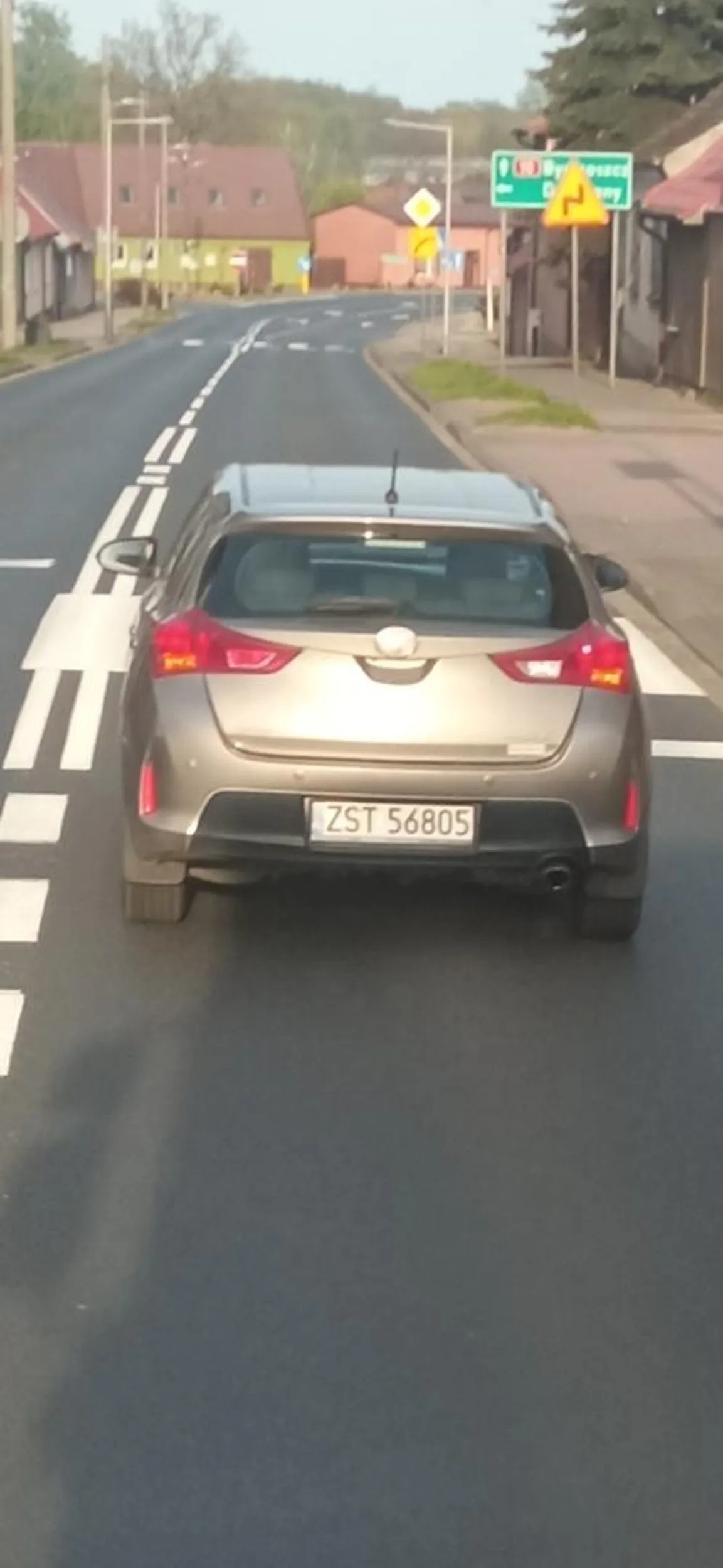 Wyjechał pod koła ciężarówki następnie się wlekł