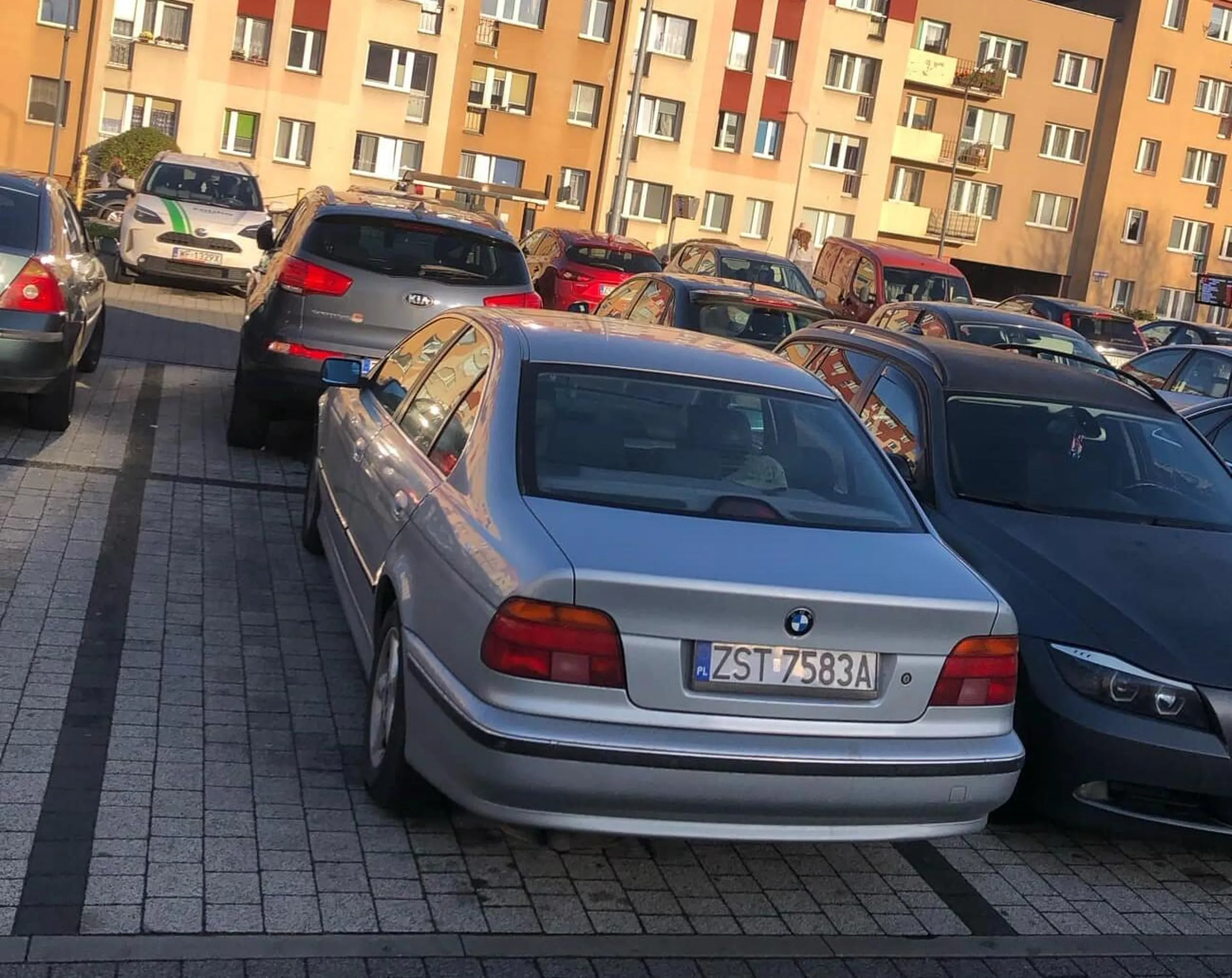 Zaparkował tak że mysz by się nie przecisnęła do auta. Porażka