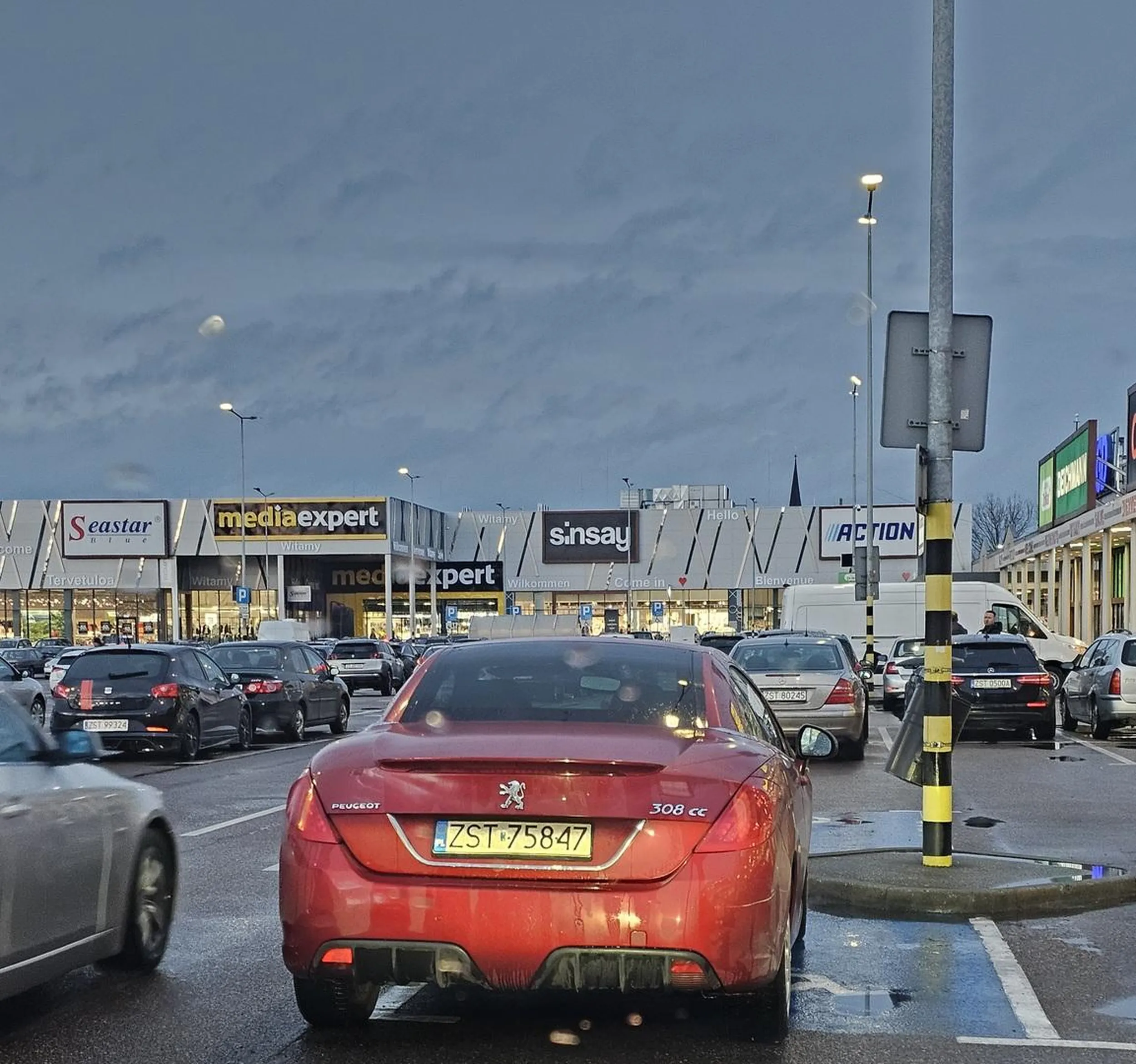 Zajmuje miejsca dla niepełnosprawnych, wstyd!