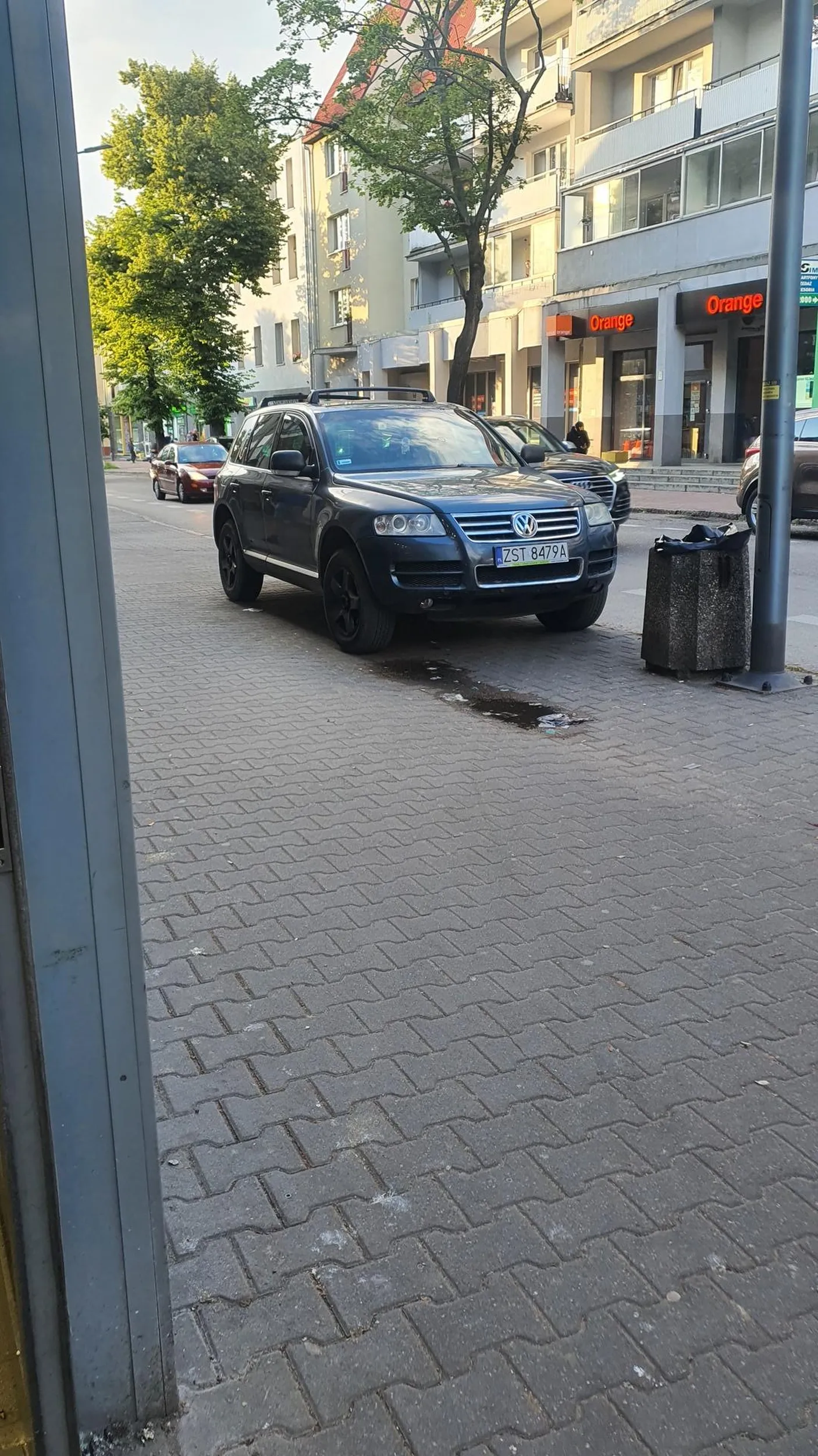 Pajac myśli że większy to może wszystko