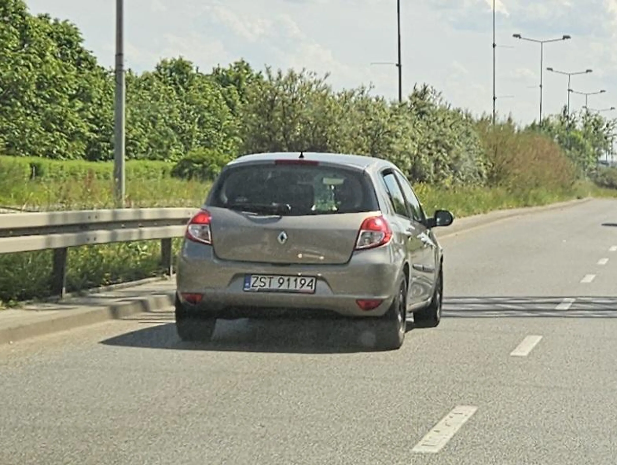 Jak nie umiesz paniusiu jeździć po rondach w Szczecinie to proponuję przesiąść się do autobusu. A drugie nie baw się na przyszłość telefonem to nie będziesz zajeżdżać ludziom drogi, a później wykonywać dziwnych manewrów. Zerkaj czasami w lusterka, a to uchroni ciebie przed skasowaniem komuś innemu samochodu.