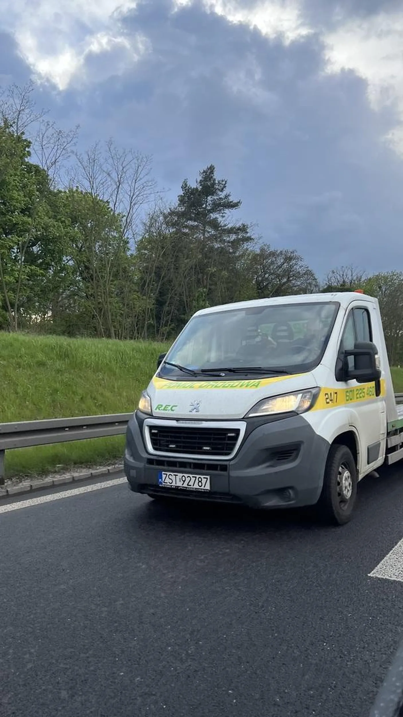 Agresywny kierowca, zajeżdża drogę mini lawetą po czym wysiada z auta i uderza pięściami w auto któremu zajechał drogę