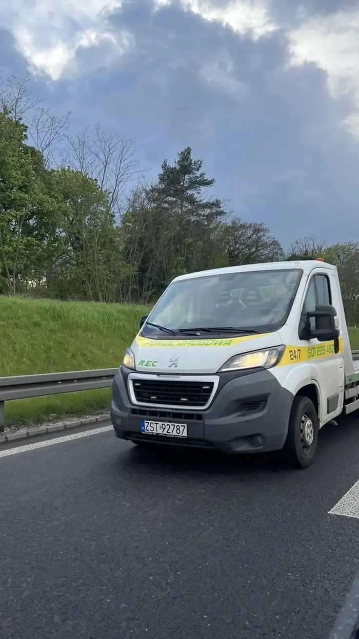 Agresywny kierowca, zajeżdża drogę mini lawetą po czym wysiada z auta i uderza pięściami w auto któremu zajechał drogę