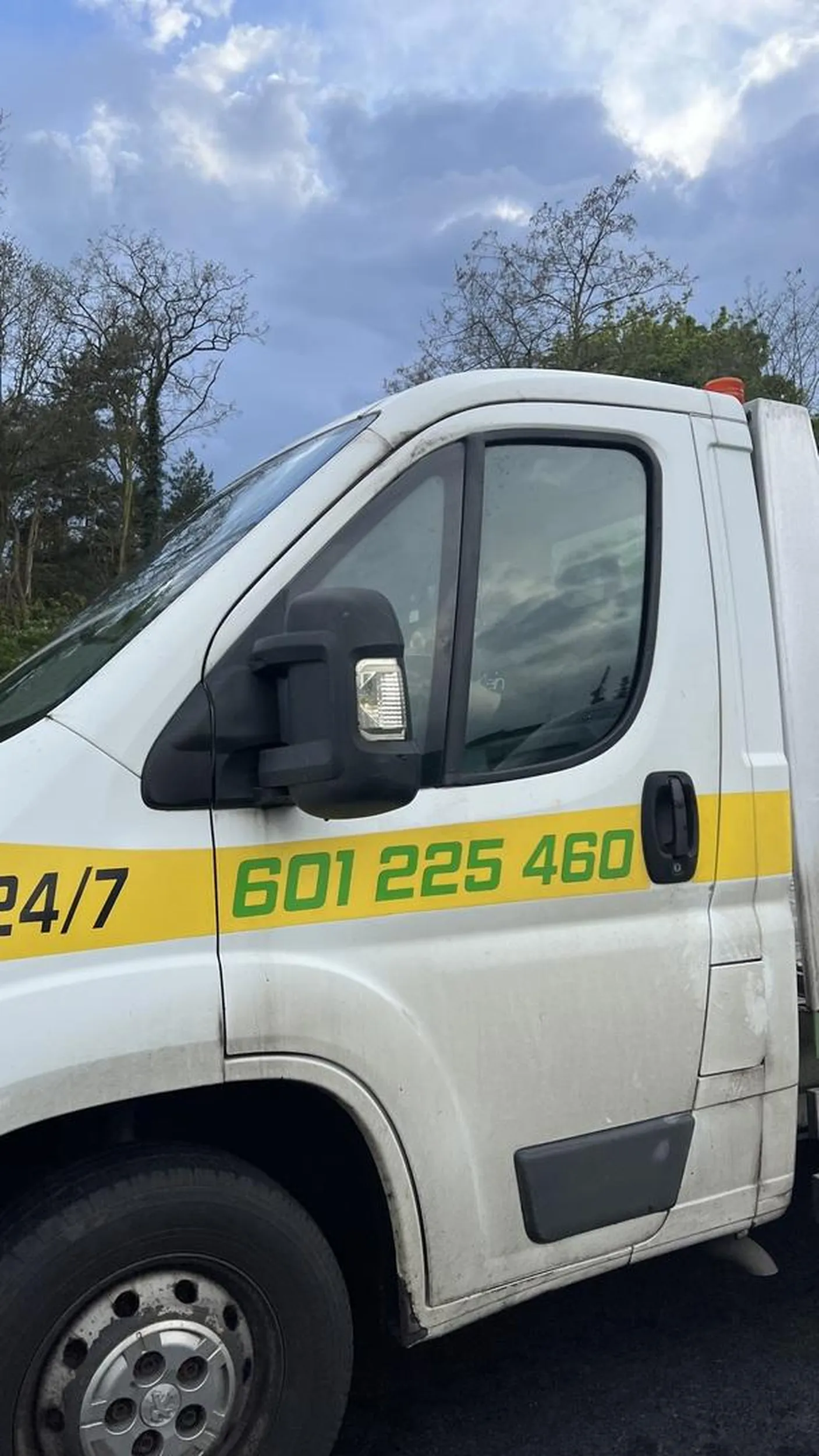 Agresywny kierowca, zajeżdża drogę mini lawetą po czym wysiada z auta i uderza pięściami w auto któremu zajechał drogę