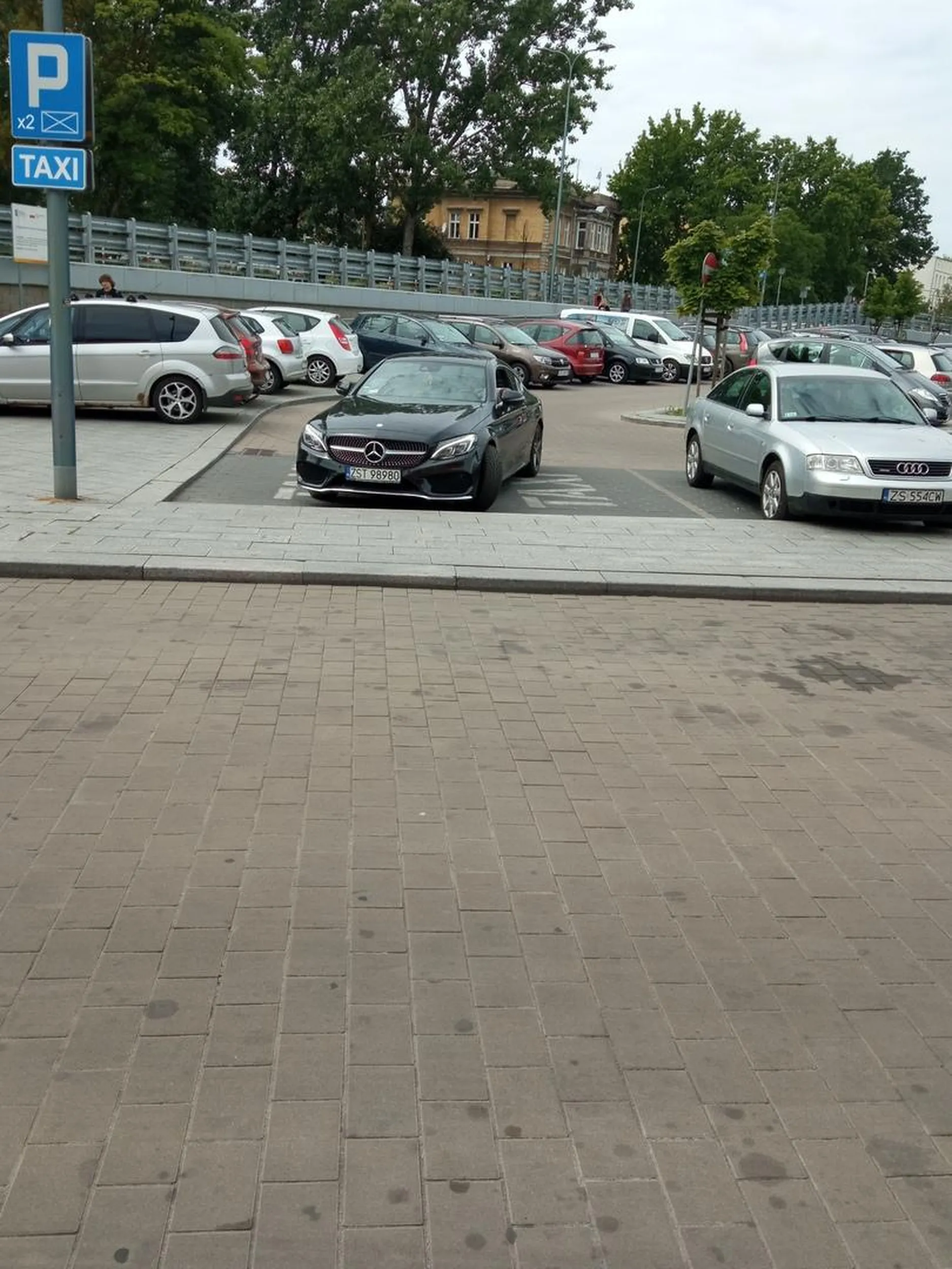 Parkuje na dwóch miejscach taxi i mysli ze moze bo jezdzi mercedesem