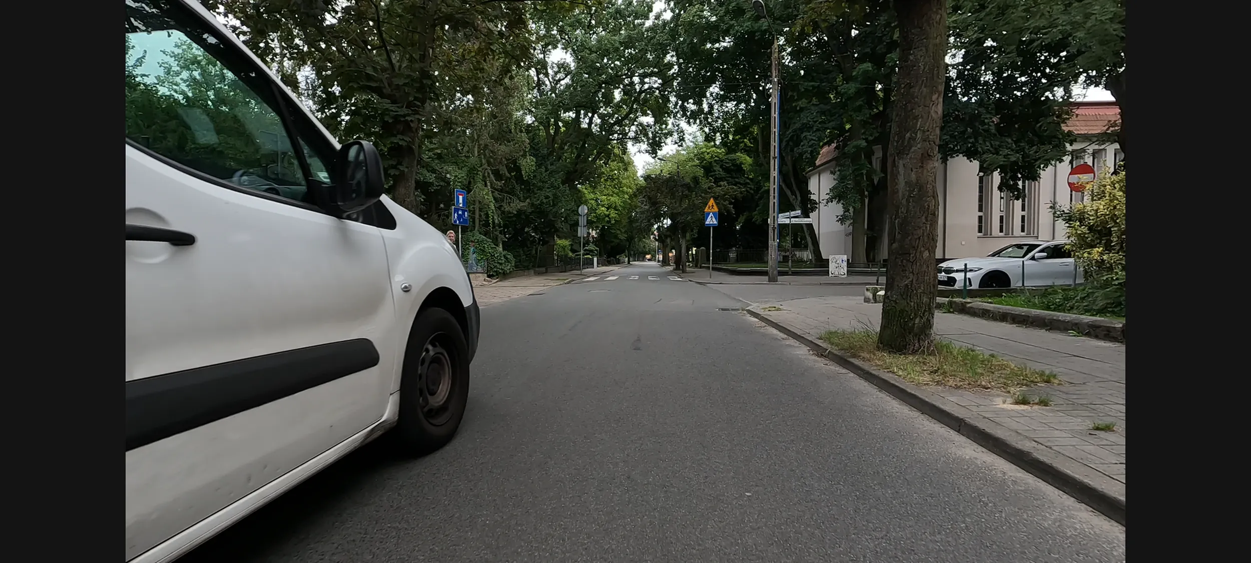 Uwaga potencjalna morderczyni drogowa! sygnalizuję skręt w lewo i tuż przed skrzyżowaniem młoda kobieta (pijana lub pod wpływem narkotyków??) wyprzedza z lewej strony jadąc bardzo szybko