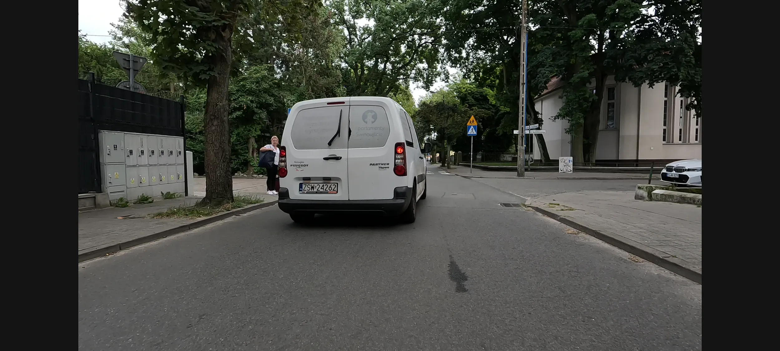 Uwaga potencjalna morderczyni drogowa! sygnalizuję skręt w lewo i tuż przed skrzyżowaniem młoda kobieta (pijana lub pod wpływem narkotyków??) wyprzedza z lewej strony jadąc bardzo szybko