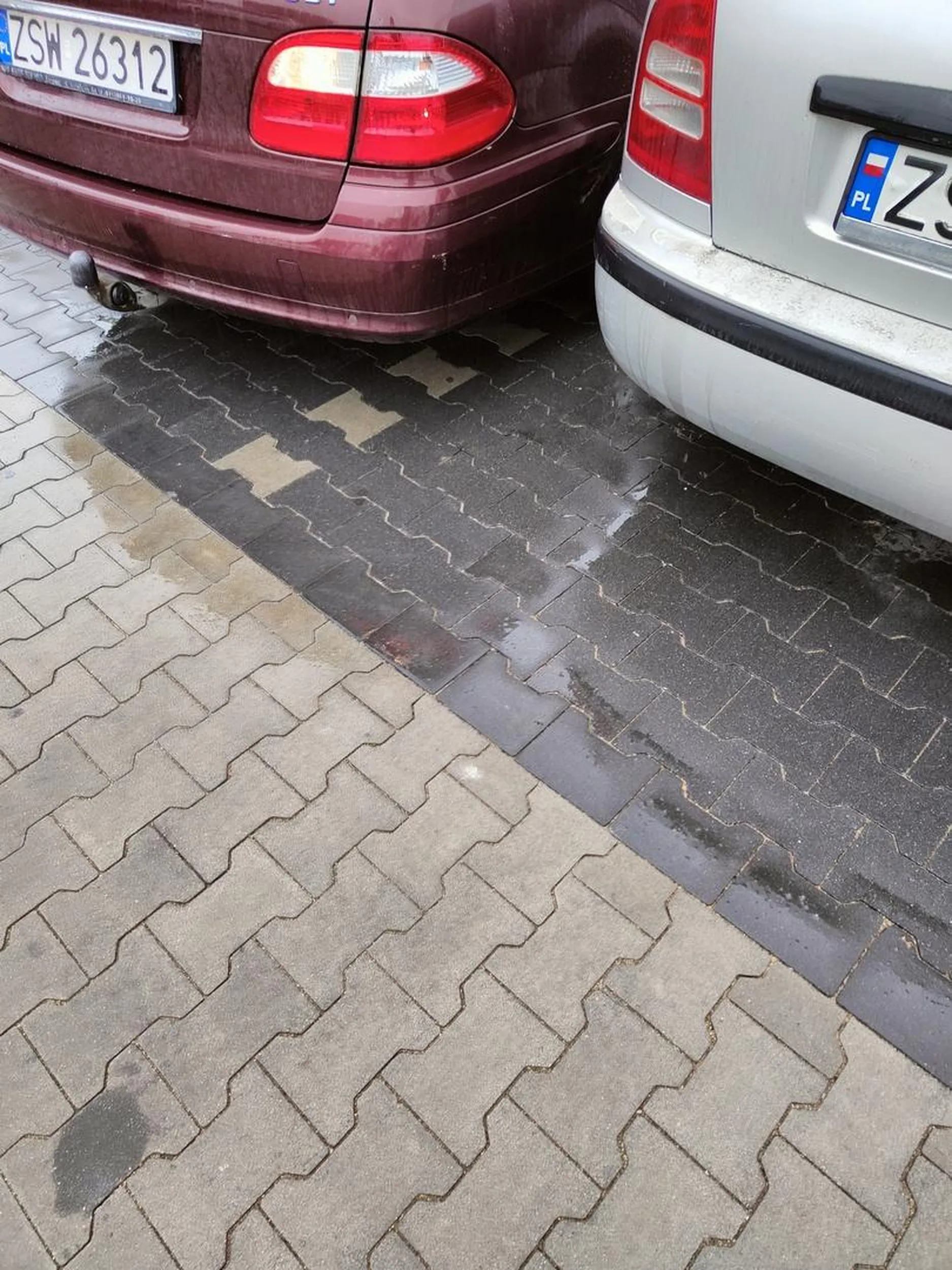 Gość z Mercedesa cham i prostak, groził mi że mi za****e a ja tylko uprzedziłem go że jeśli nie zostanie i nie spisze oświadczenia z kierowcą obok to będzie miał z tego powodu problemy. Świnoujście sklep Lidl. Tablice rejestracyjne z miejsca zdarzenia przekazane zarządcy parkingu. KIEROWCA UCIEKŁ Z MIEJSCA ZDARZENIA, dzisiaj samochód, jutro może to być przejechany człowiek... 15.06.2024 godzina 12:47