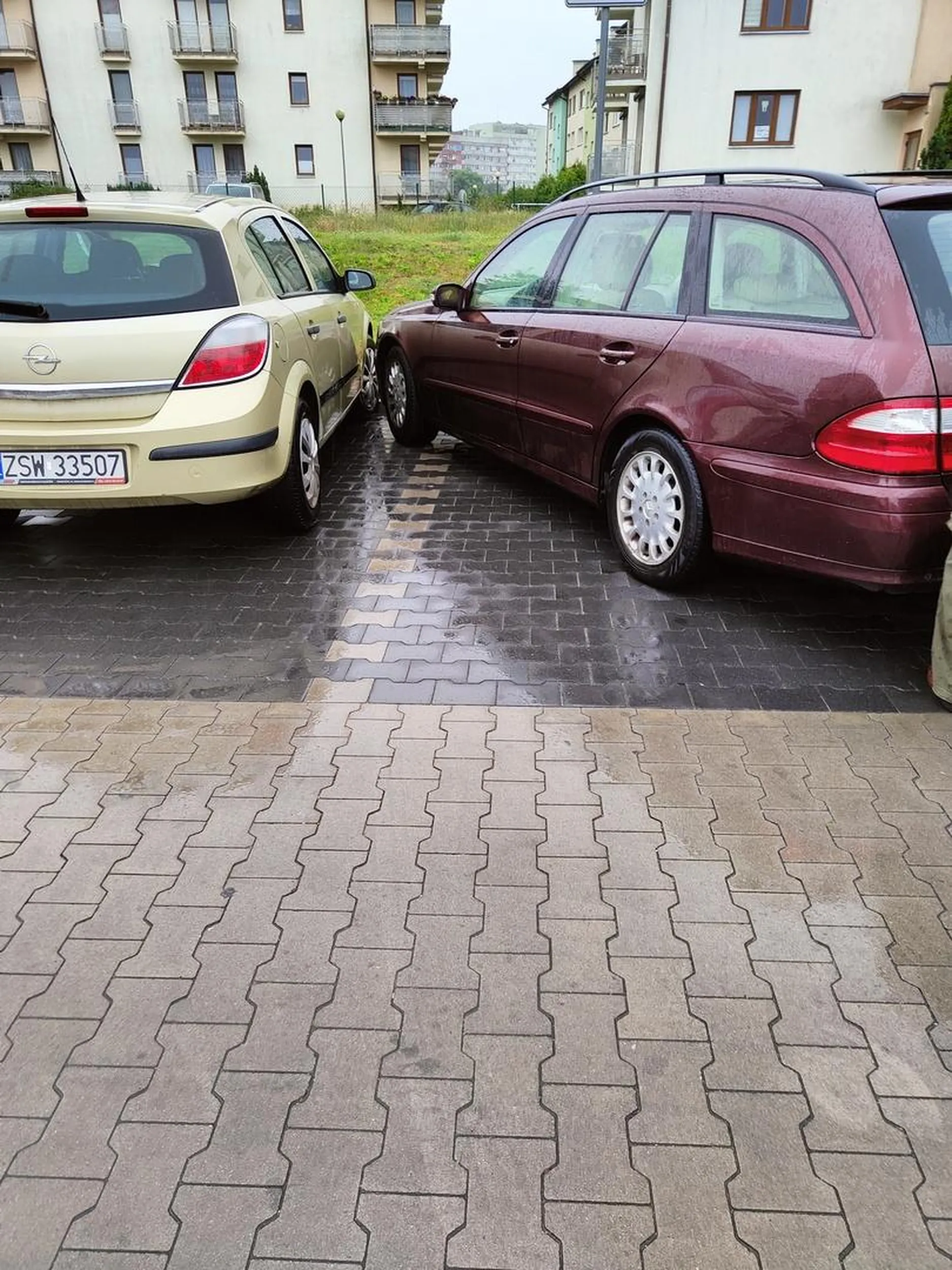 Gość z Mercedesa cham i prostak, groził mi że mi za****e a ja tylko uprzedziłem go że jeśli nie zostanie i nie spisze oświadczenia z kierowcą obok to będzie miał z tego powodu problemy. Świnoujście sklep Lidl. Tablice rejestracyjne z miejsca zdarzenia przekazane zarządcy parkingu. KIEROWCA UCIEKŁ Z MIEJSCA ZDARZENIA, dzisiaj samochód, jutro może to być przejechany człowiek... 15.06.2024 godzina 12:47