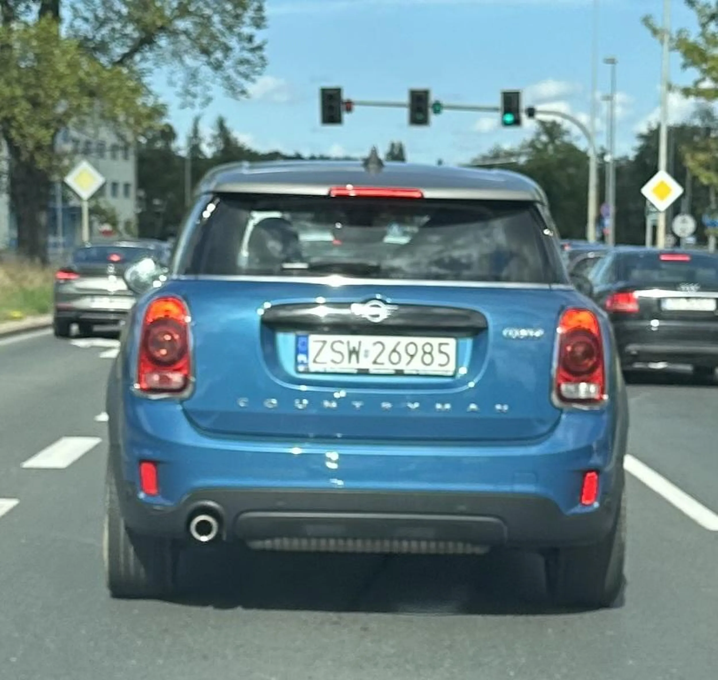 Pani rozmawiająca przez telefon nie zna przepisów ruchu drogowego i wymusza pierwszeństwo, bo "ona musi tu zjechać z ronda".