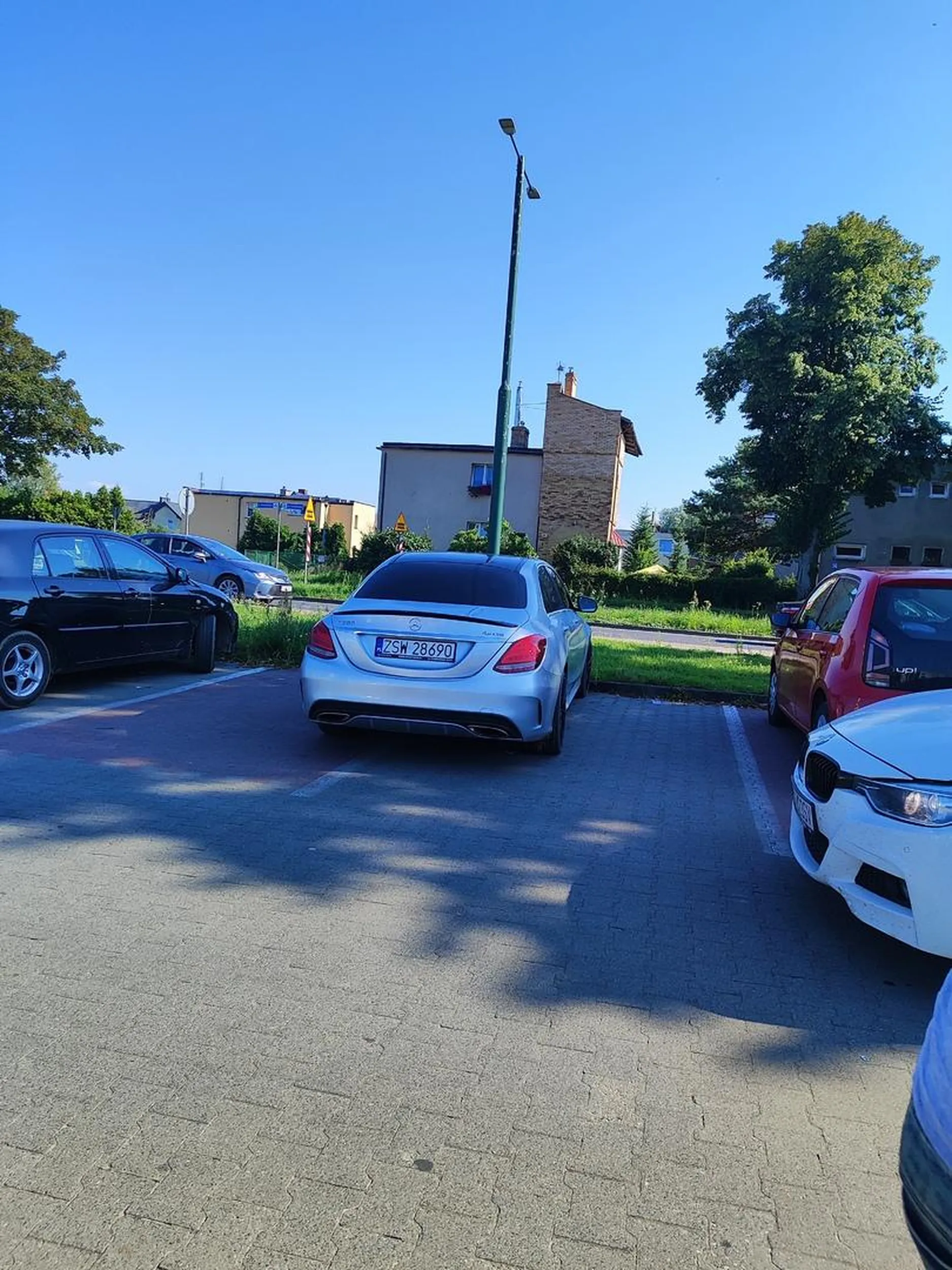 Typ stoi na 2 miejscach parkingowych