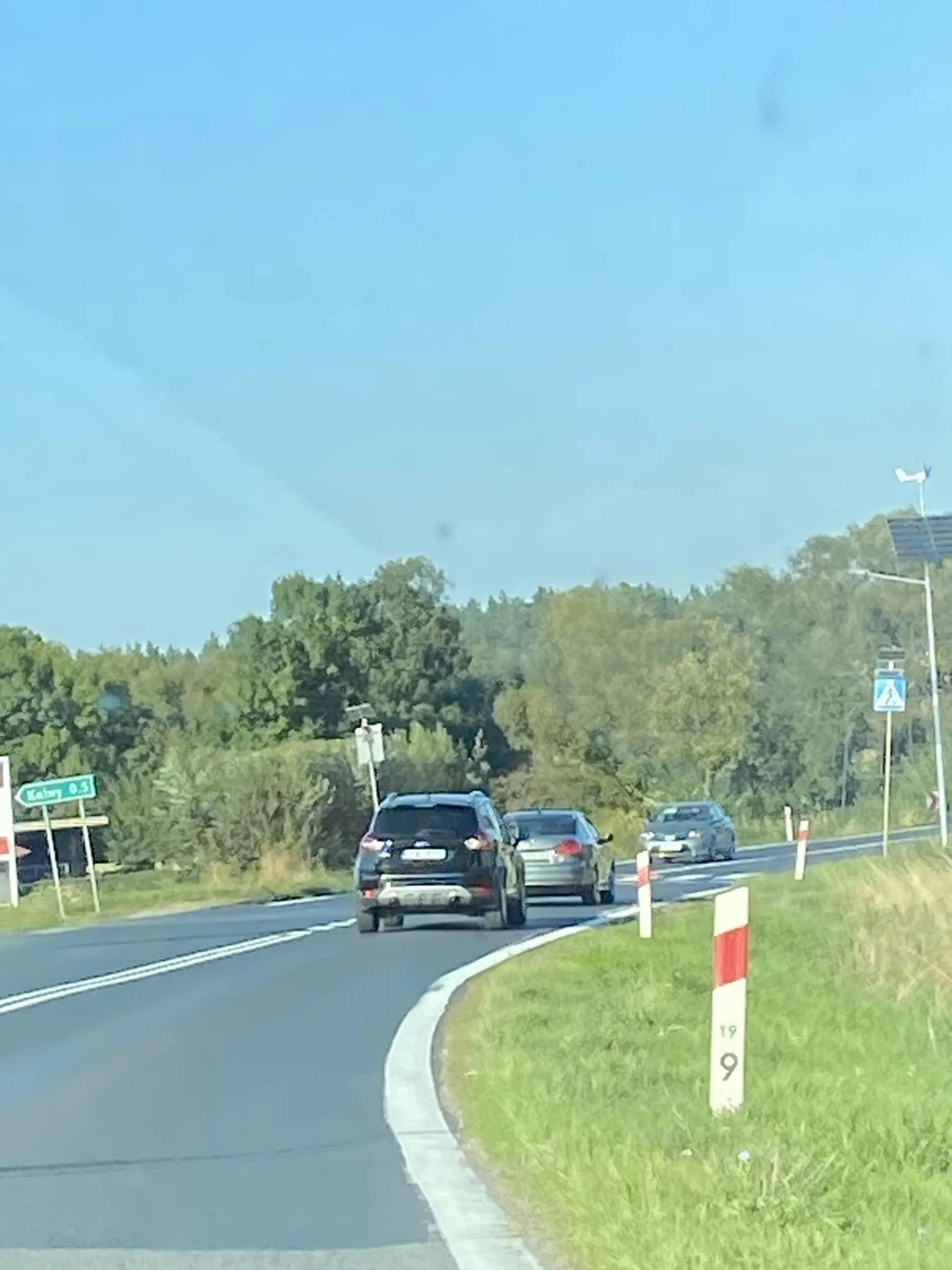 Nie zachowuje bezpiecznej odległości od pojazdu przed nim. Trzyma się na zderzaku przy prędkości ok 100/h.