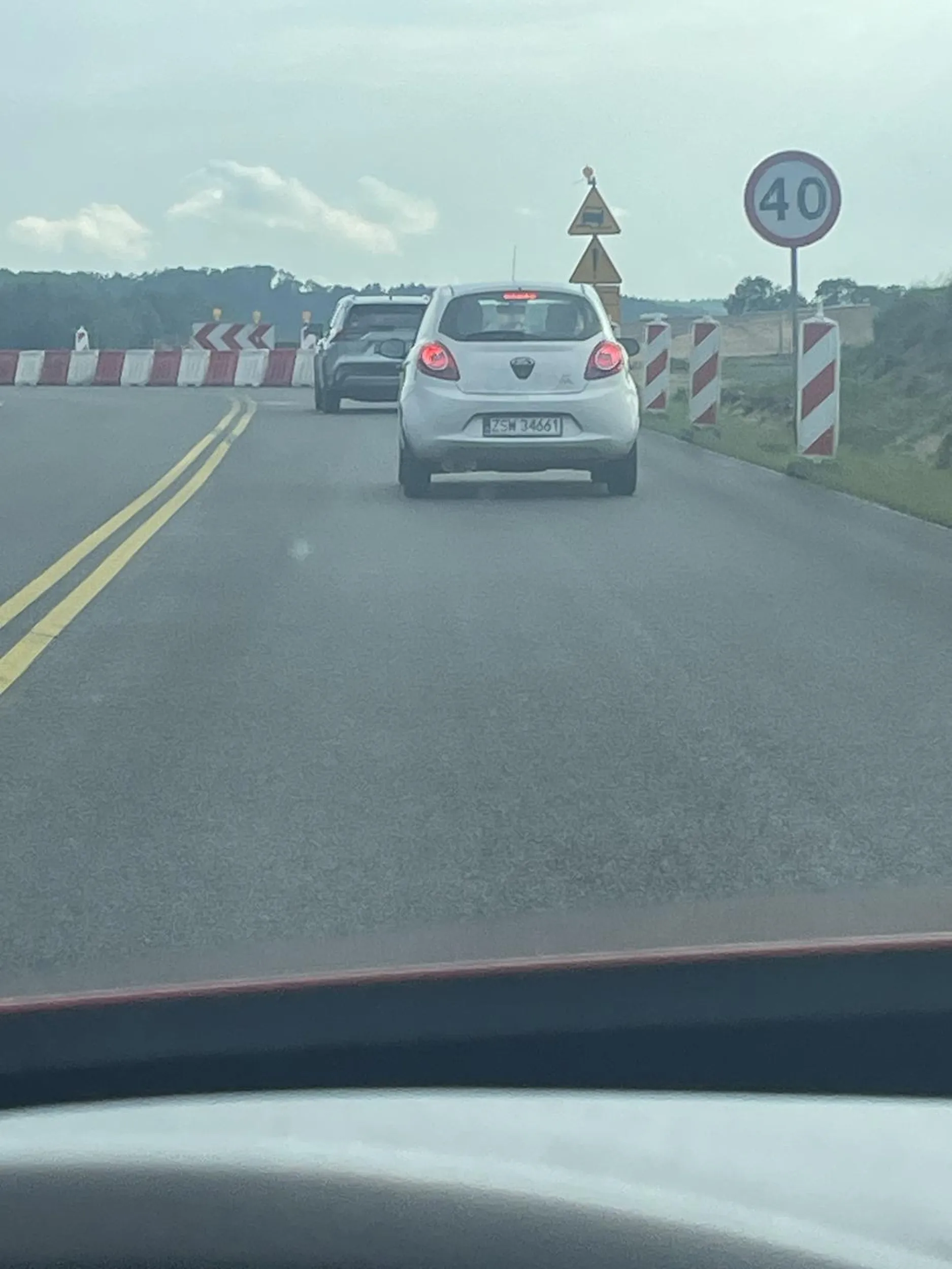 Baran nie kierowca, zajeżdża drogę podczas wyprzedzania