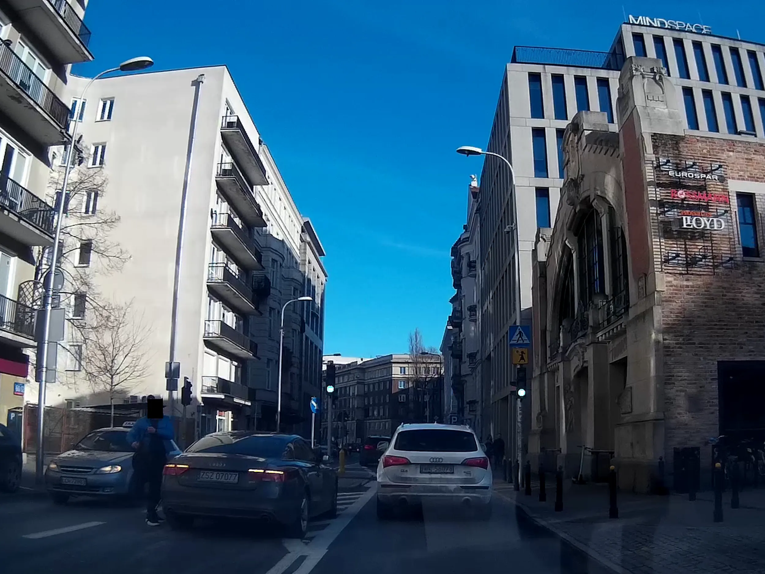 Awaryjne włączone i wszystko gra. Trzeba być amebą żeby parkować na środku drogi.