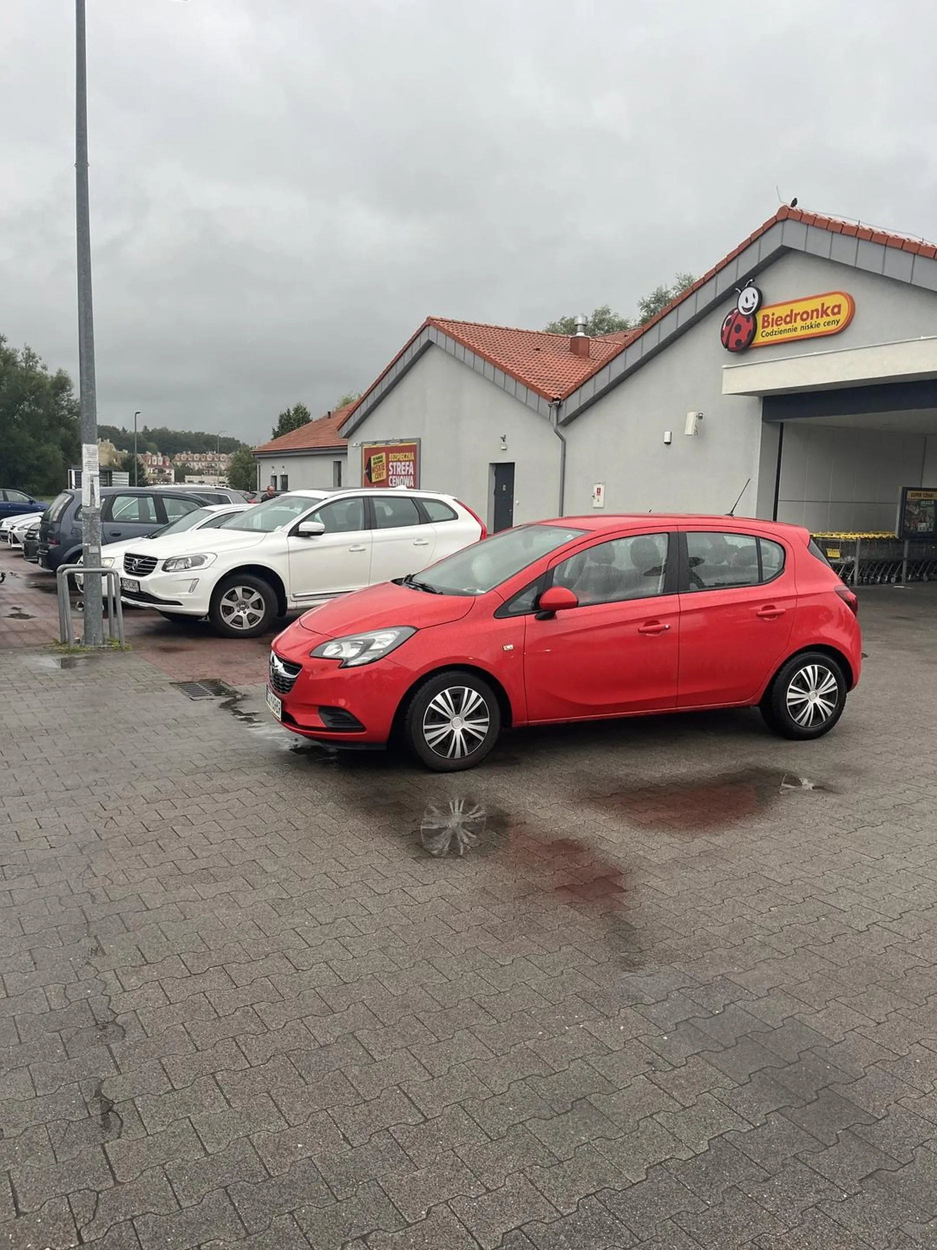 2/3 parkingu wolne, ale najlepiej stanąć na środku przejazdu :)