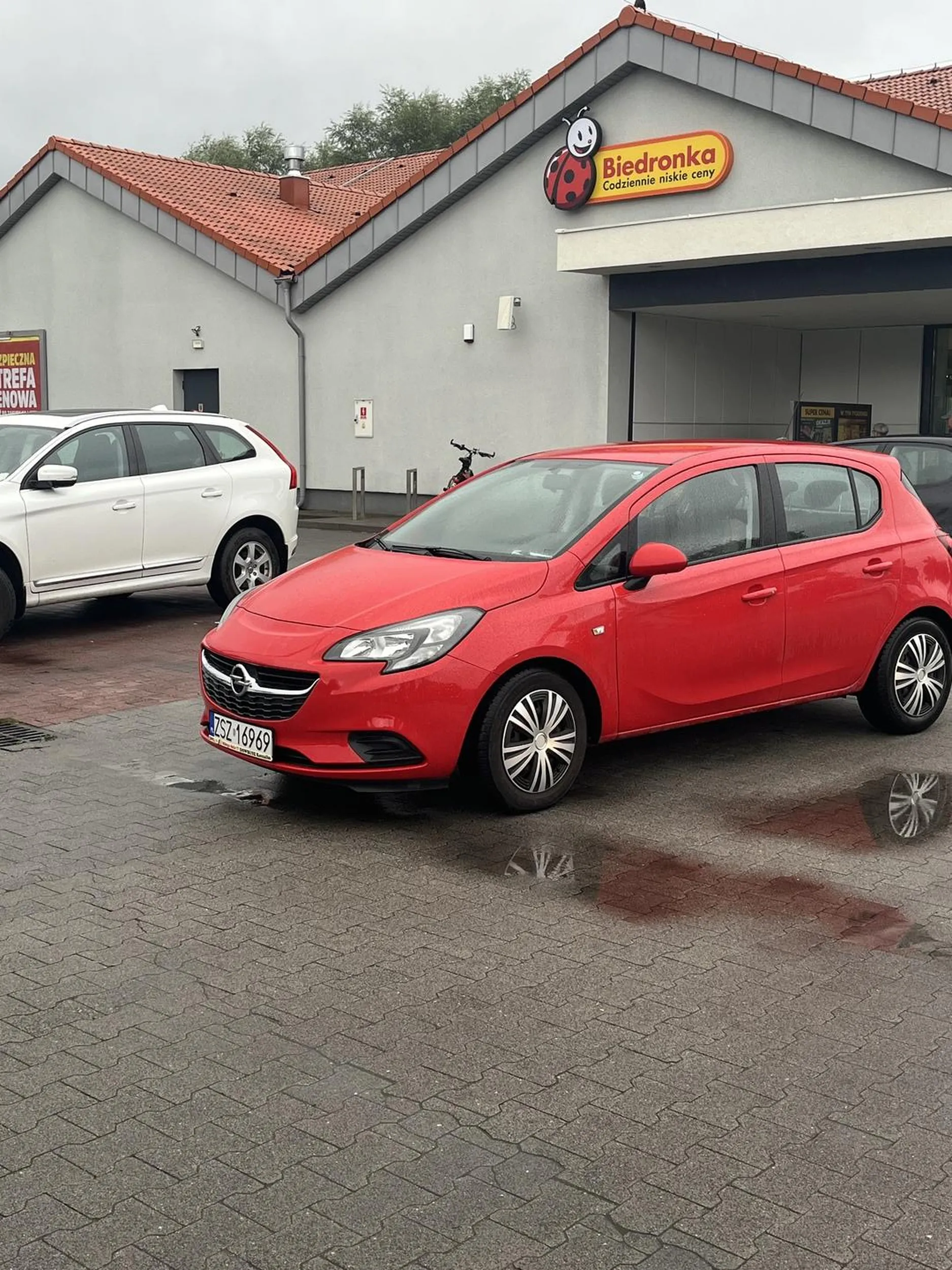 2/3 parkingu wolne, ale najlepiej stanąć na środku przejazdu :)