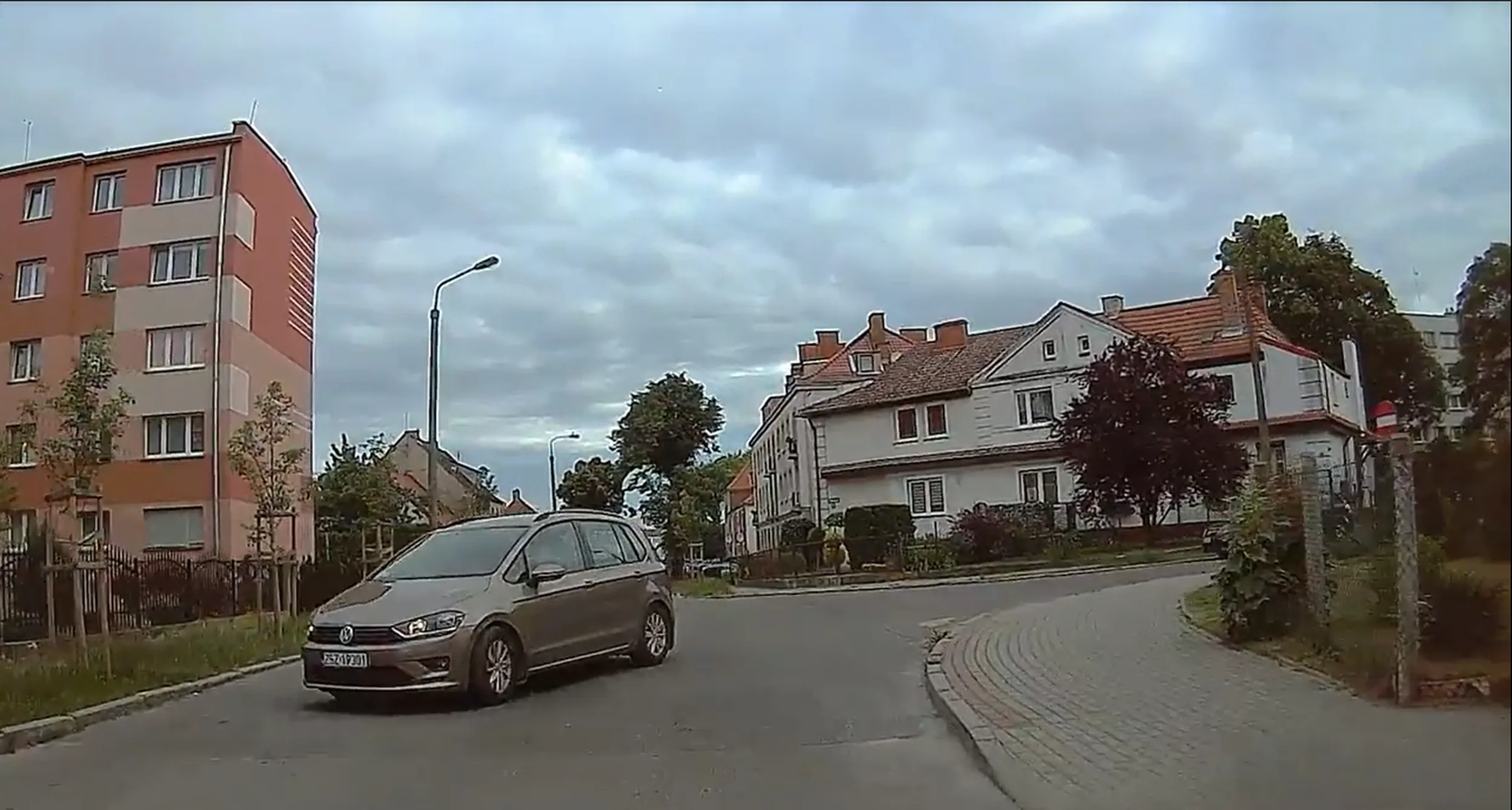 Nie patrzy, zajeżdża drogę, wymusza pierszeństwo