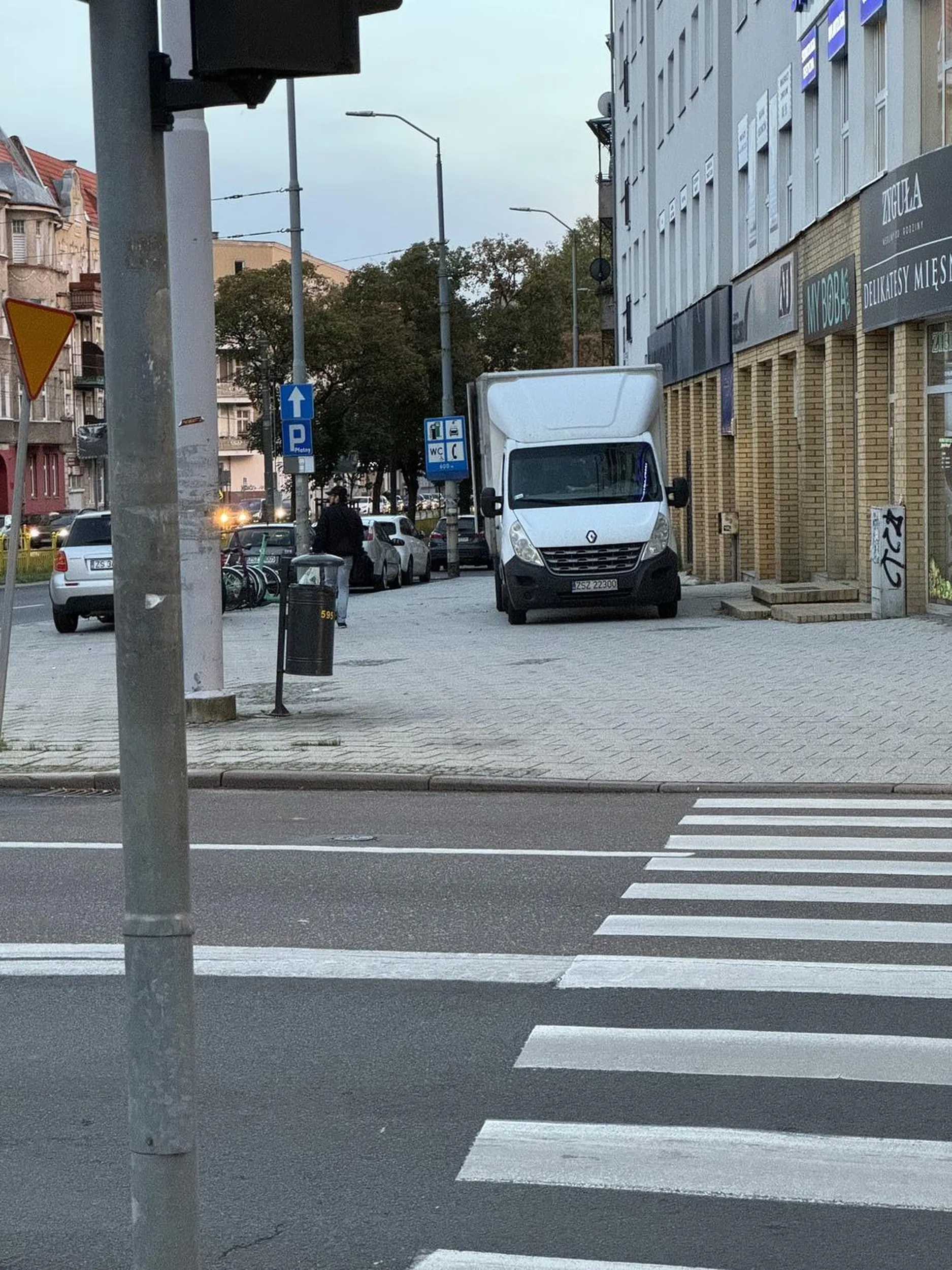 Notorycznie jeździ środkiem chodnika