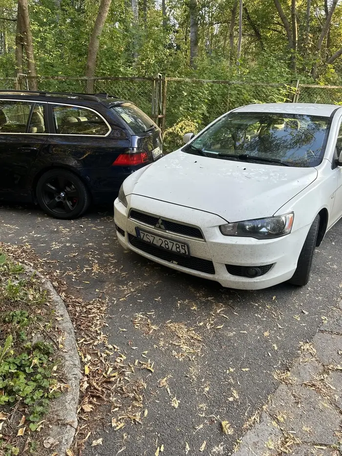 zastawił mi samochód i nie chciał odjechać serdecznie nie pozdrawiam tego kierowcy