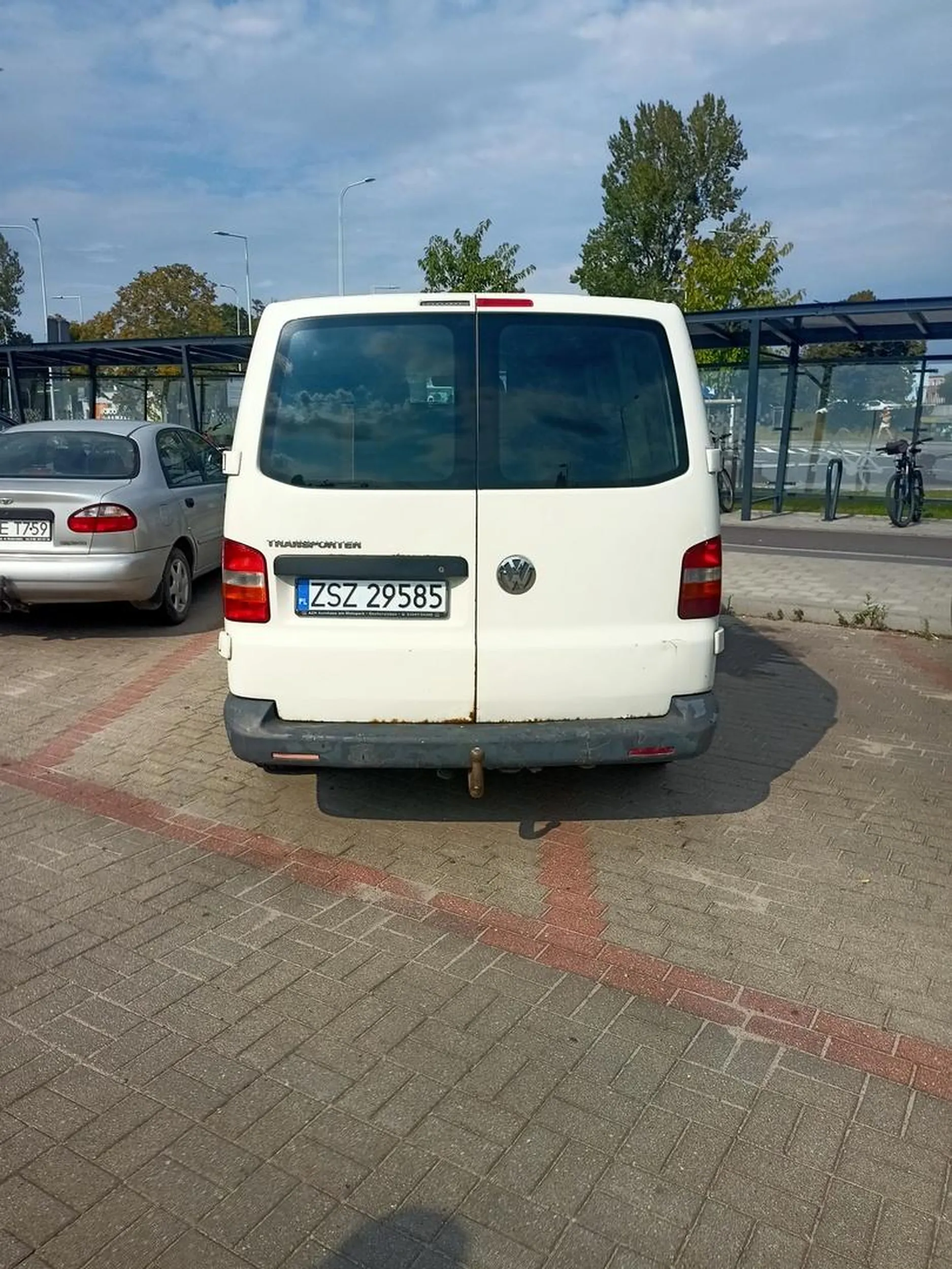 Kierowca staje na dwóch miejscach przy i tak już zatłoczonym parkingu