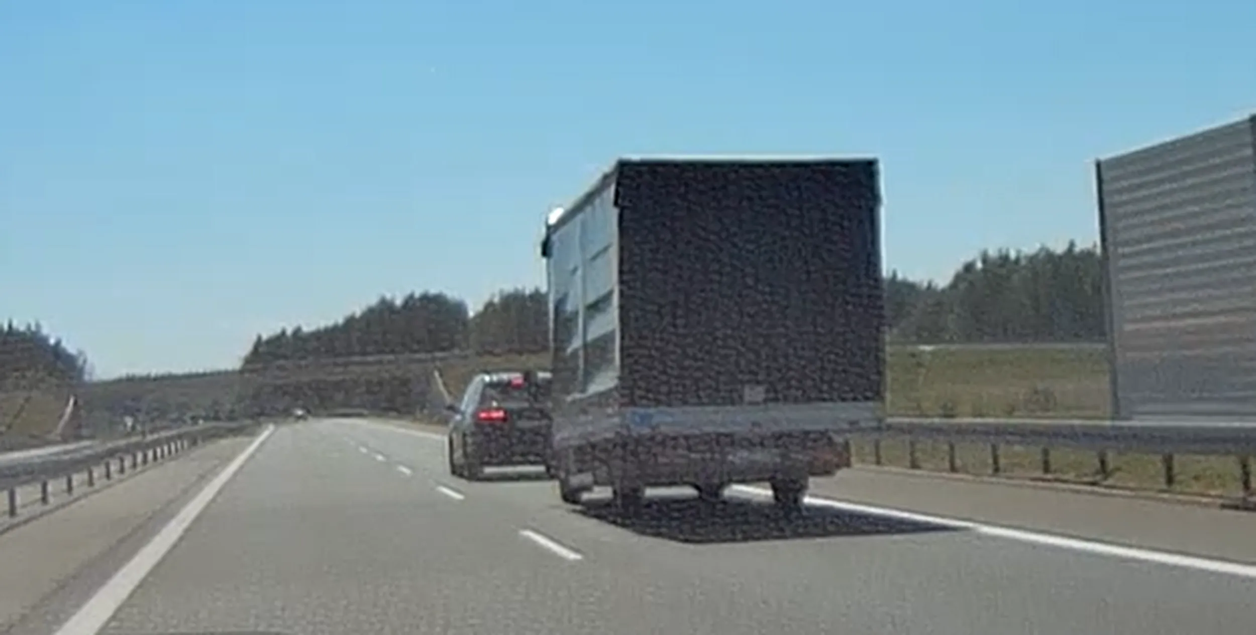 Patologia w Audi Q7 w najgorszej postaci. Ostrzegam przed tym potencjalnym mordercą, celowo hamującym przed innym pojazdem na drodze szybkiego ruchu.