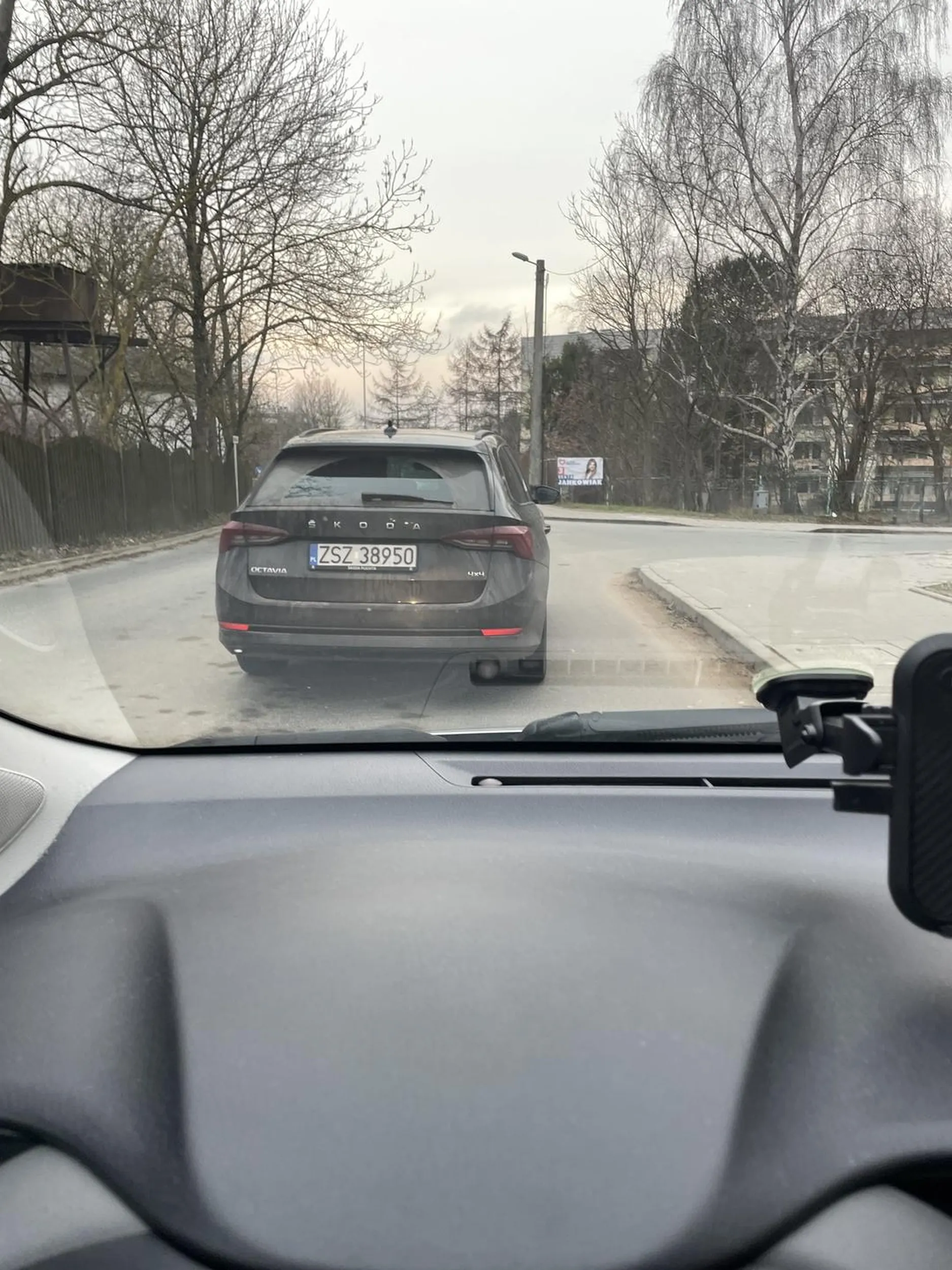 Samozwańczy szeryf, który zajeżdża drogę, zatrzymuje się na środku jezdni i wstrzymuje ruch, nie mowiac tez o wprowadzeniu niebezpieczeństwa takim manewrem