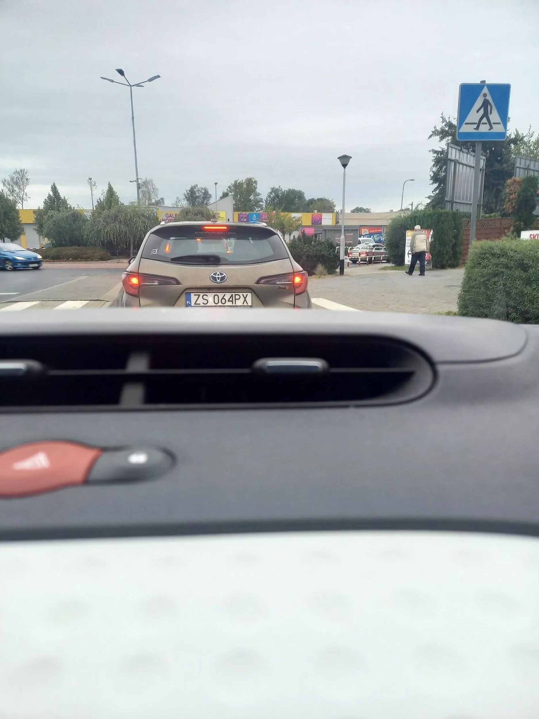 Nerwus, cham i śmieciarz wywalający pety przez okno.