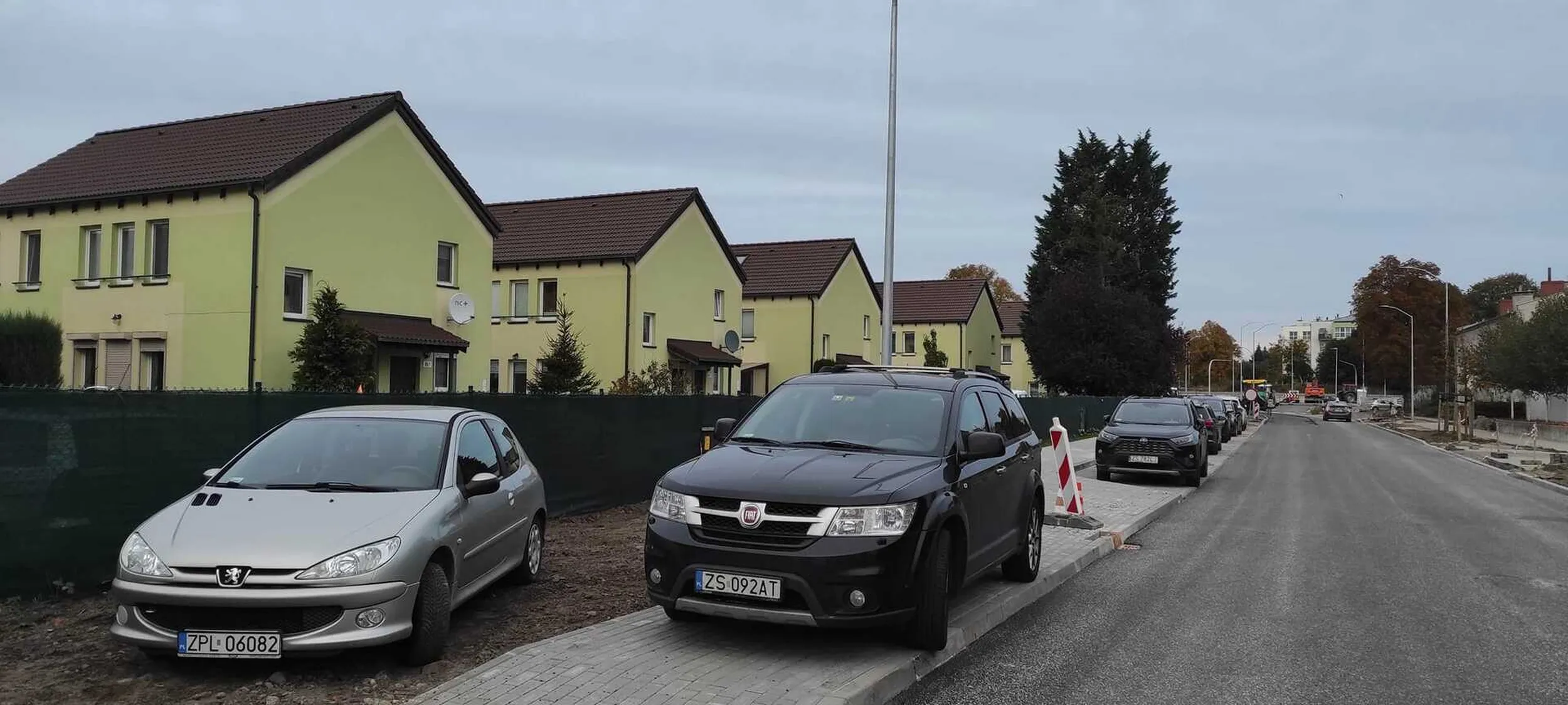 Niszczy nowy chodnik.