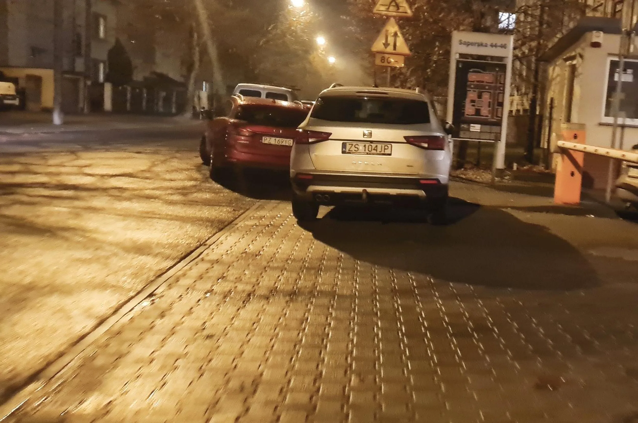 Parkowanie na chodniku Saperska Poznań.