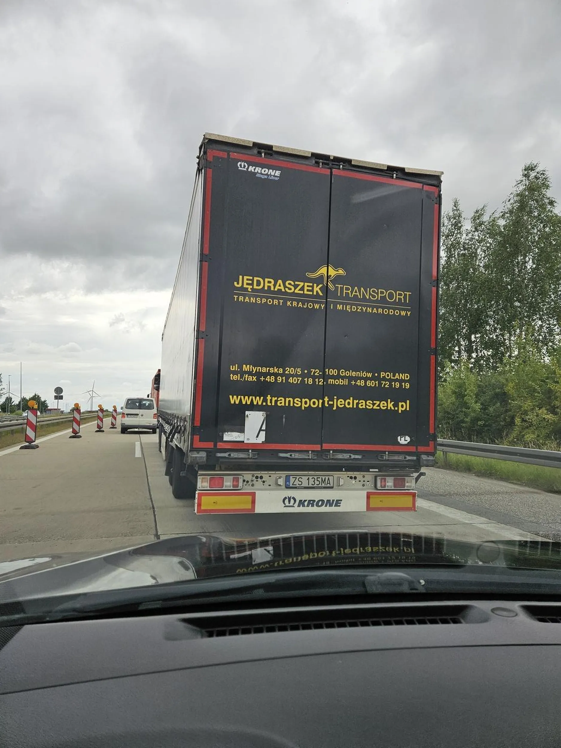 Wstyd dla firmy, że zatrudnia takich agresywnych, chamskich, wulgarnych kierowców. Jak można na granicy wykrzykiwać do kobiety spier.....kur.... bo chciała włączyć się do ruchu.  Padalcu jeśli nie masz pojęcia o jeździe jeden do jednego to do łopaty.