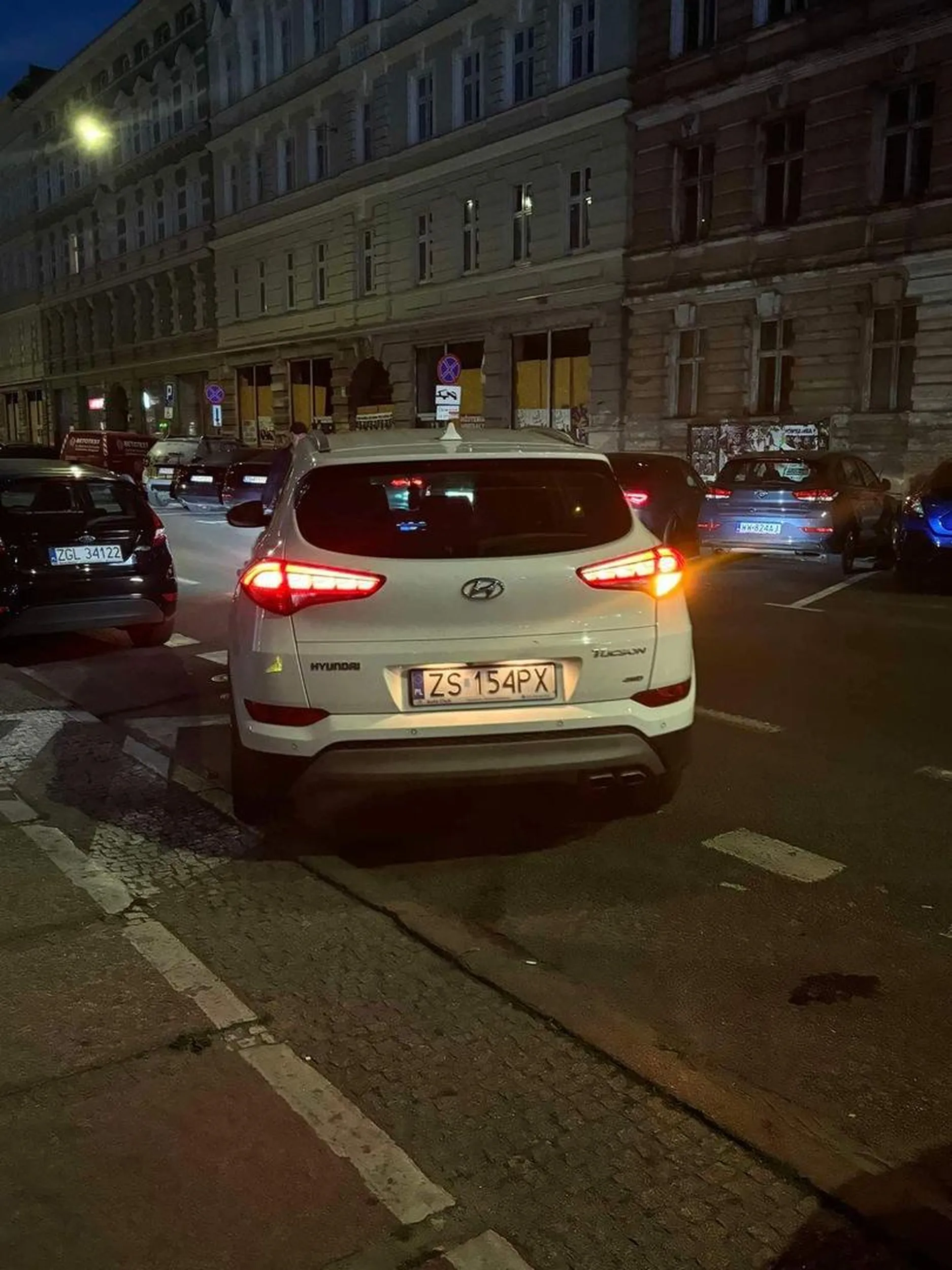 pozdrawiam łysego z białego hyundaia, który parkując zajebal w auto stojące za nim udając ze nic się nie stało po prostu odjeżdżając i parkując kawałek dalej jak gdyby nigdy nic. Oby karma szybko wróciła :)