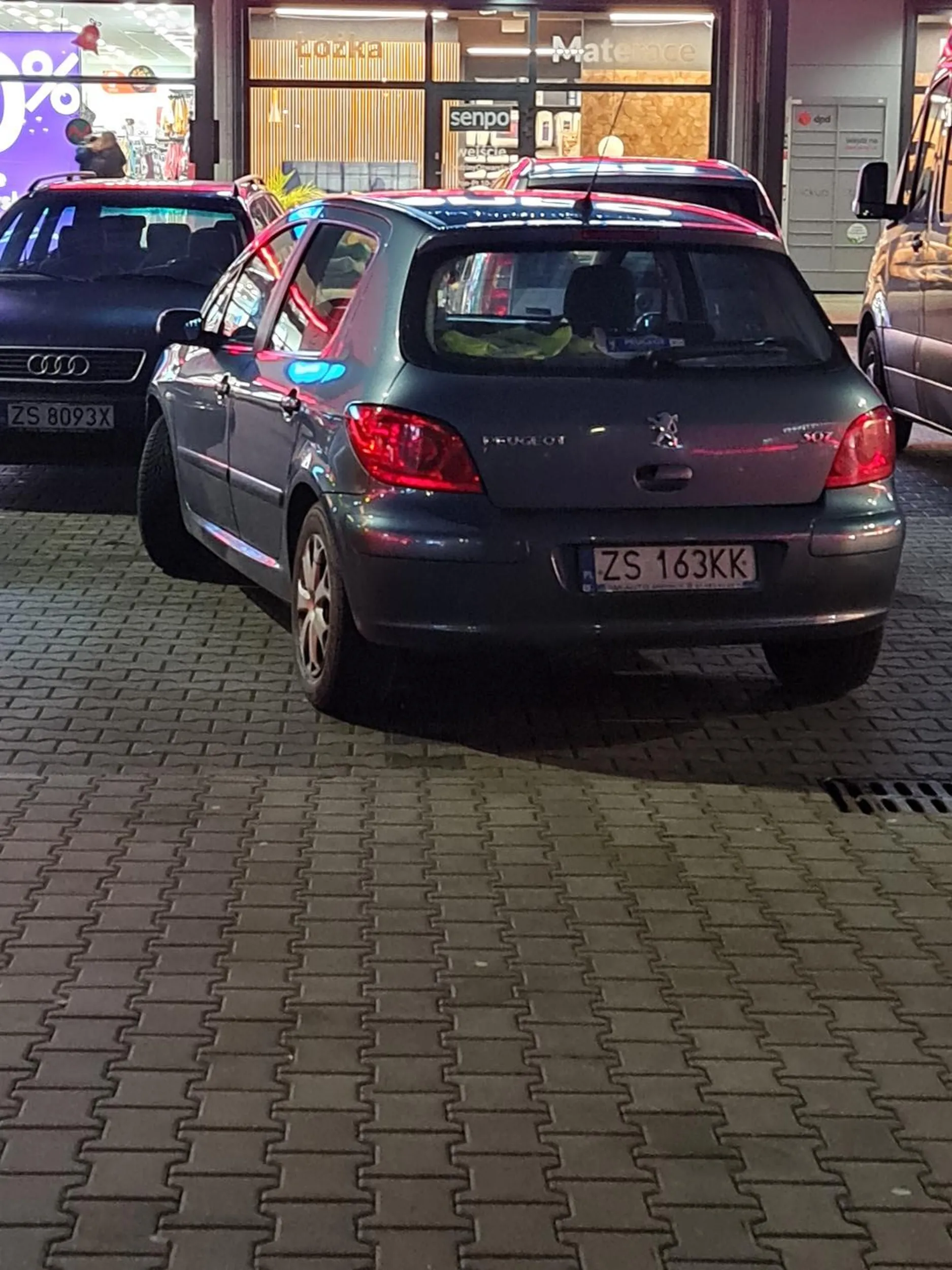 Sztuka parkowania na jednym miejscu parkingowym nie znana kolejnemu kierowcy