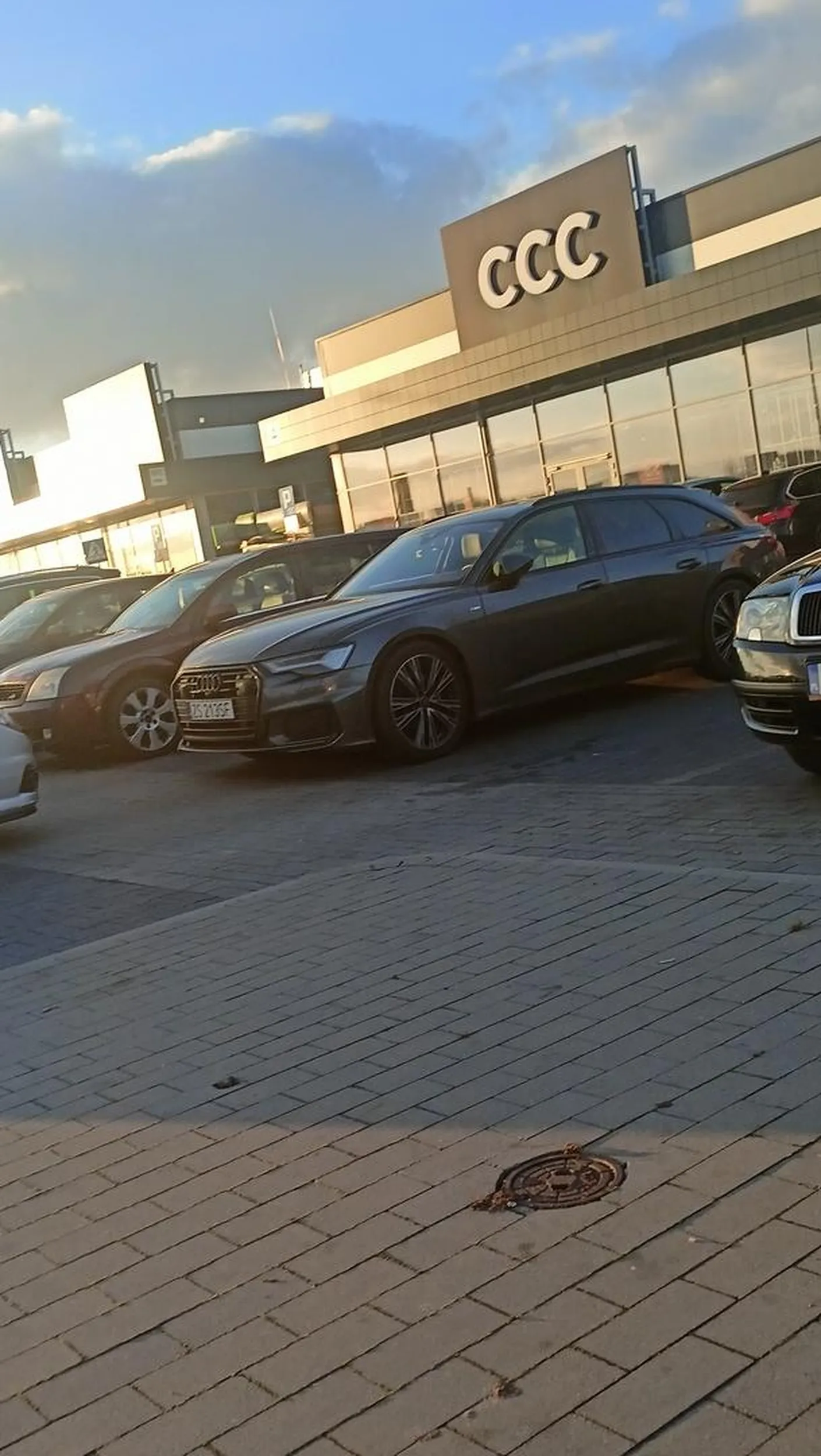 Naprawdę zajebiste auto pan masz a wnętrze to w ogóle cudneeeee Ten wielki ekran zamiast tabletu kocham poprostu dobrze pan wybrał z tym modelem i marka ❤️❤️❤️