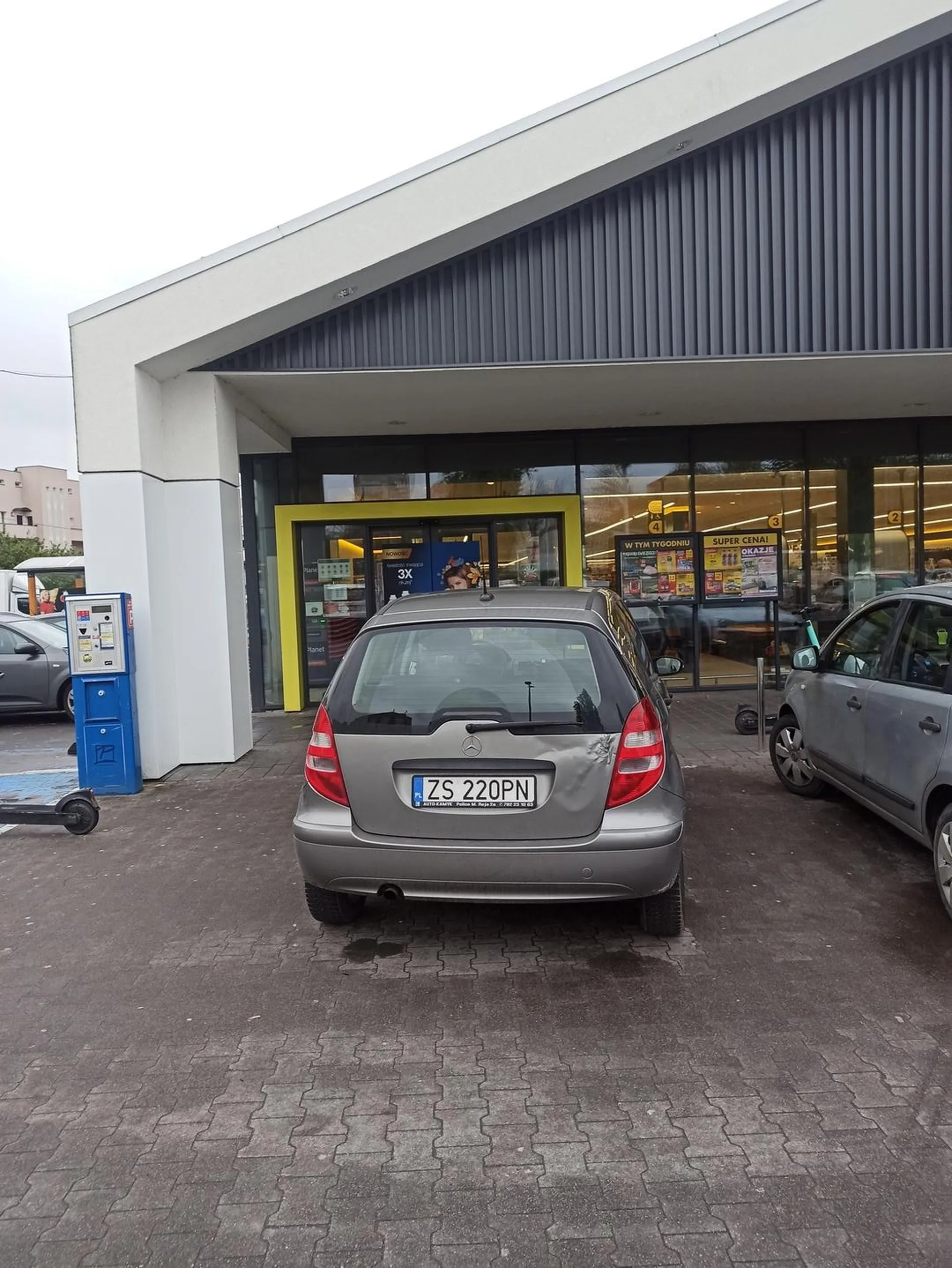 Trzeba było tyłem do drzwi zjechać, po co sobie utrudniać