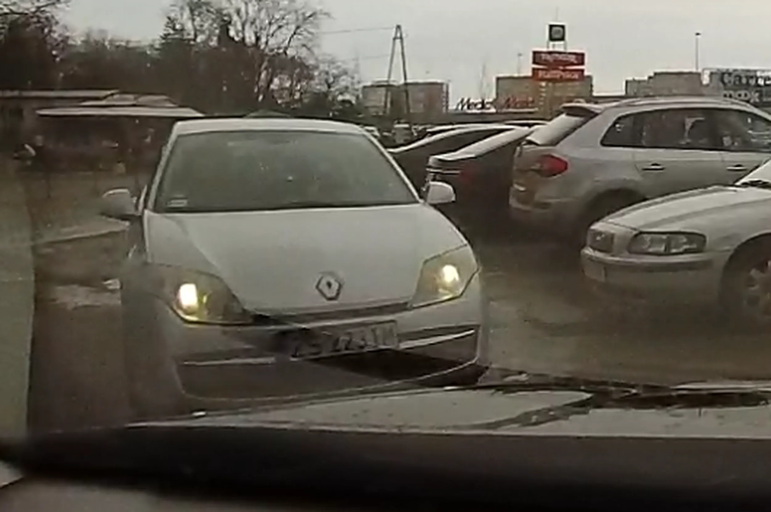 Frustrat nie chciał wycofać i dać wyjechać mojej mamie z parkingu. Zaczął podjeżdżać pod maskę. Ciekawe czy byłby taki odważny jakby za kierownicą siedział facet a nie kobieta po 70