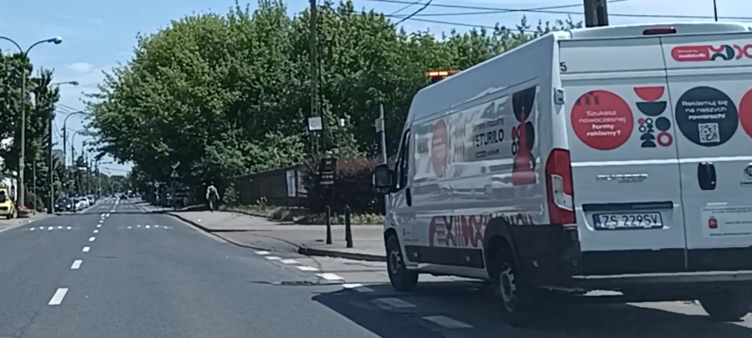 Magnes w Warszawie przyciągnął go do zatoki autobusowej i tak stal że zablokował wjazd autobusom w zatokę i innym kierowcom przejazd ulicą. Więc C ...UJ w oko takim kierowcom