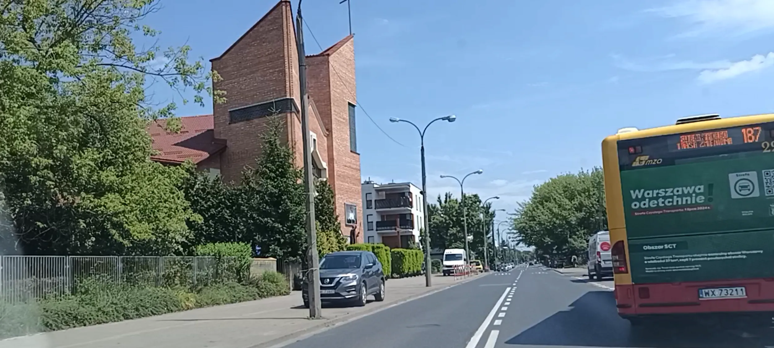 Magnes w Warszawie przyciągnął go do zatoki autobusowej i tak stal że zablokował wjazd autobusom w zatokę i innym kierowcom przejazd ulicą. Więc C ...UJ w oko takim kierowcom