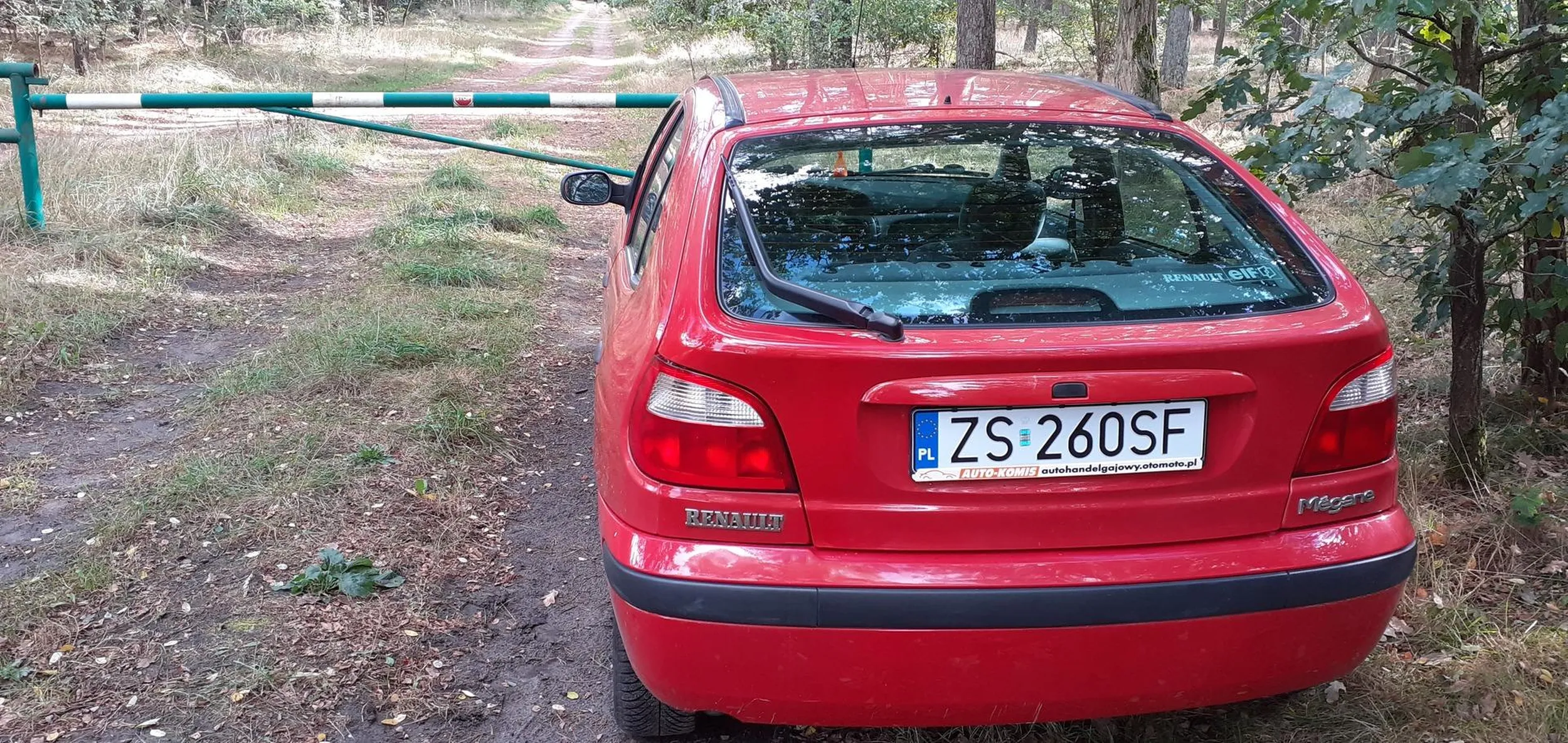 Stara, spasiona locha kompletnie nie patrzy co robi. Zjeżdża z drogi na oślep i prawie potrąciła dziecko.