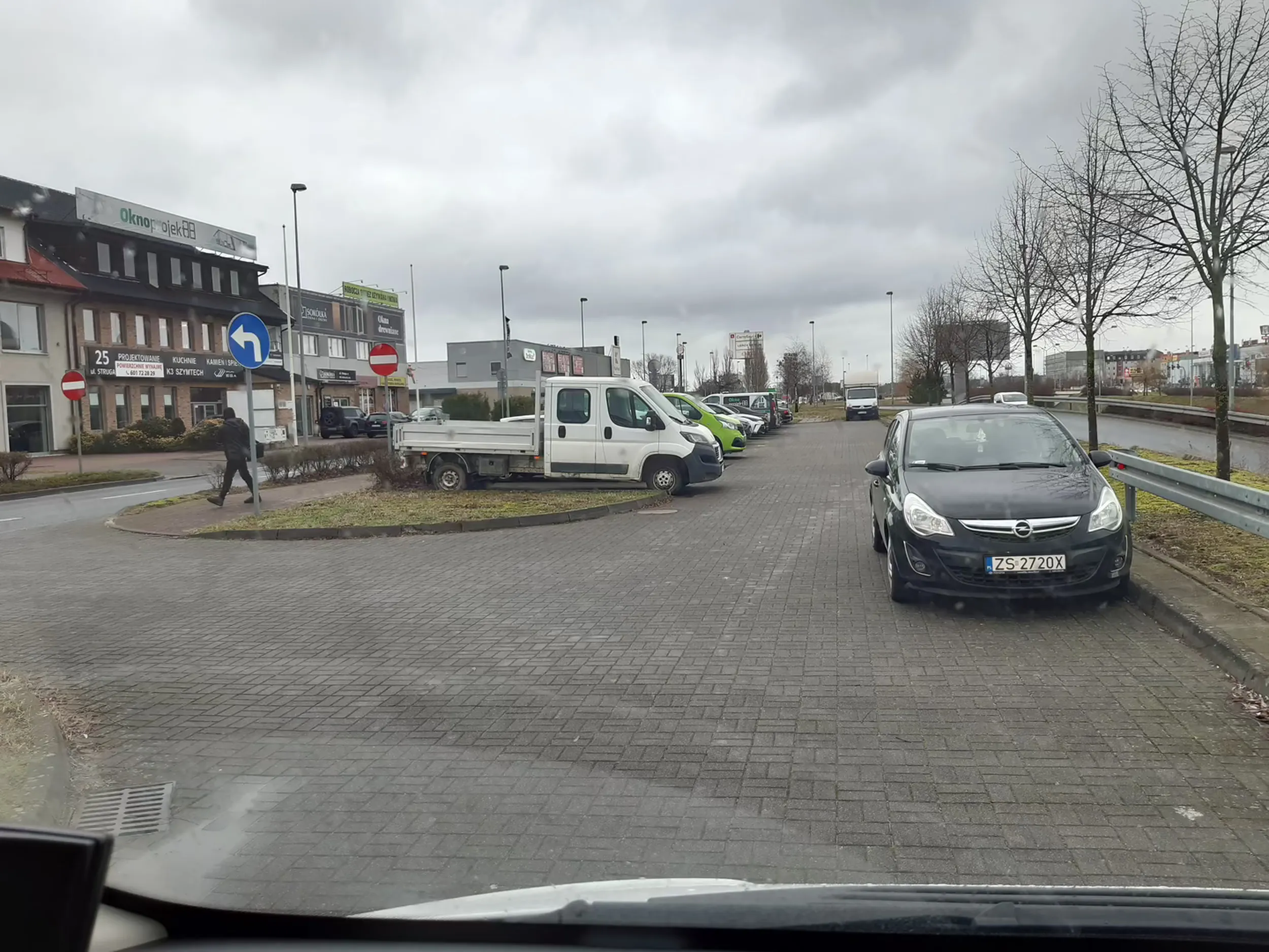 Parkownie bez wyobraźni na wjeździe na parking.
