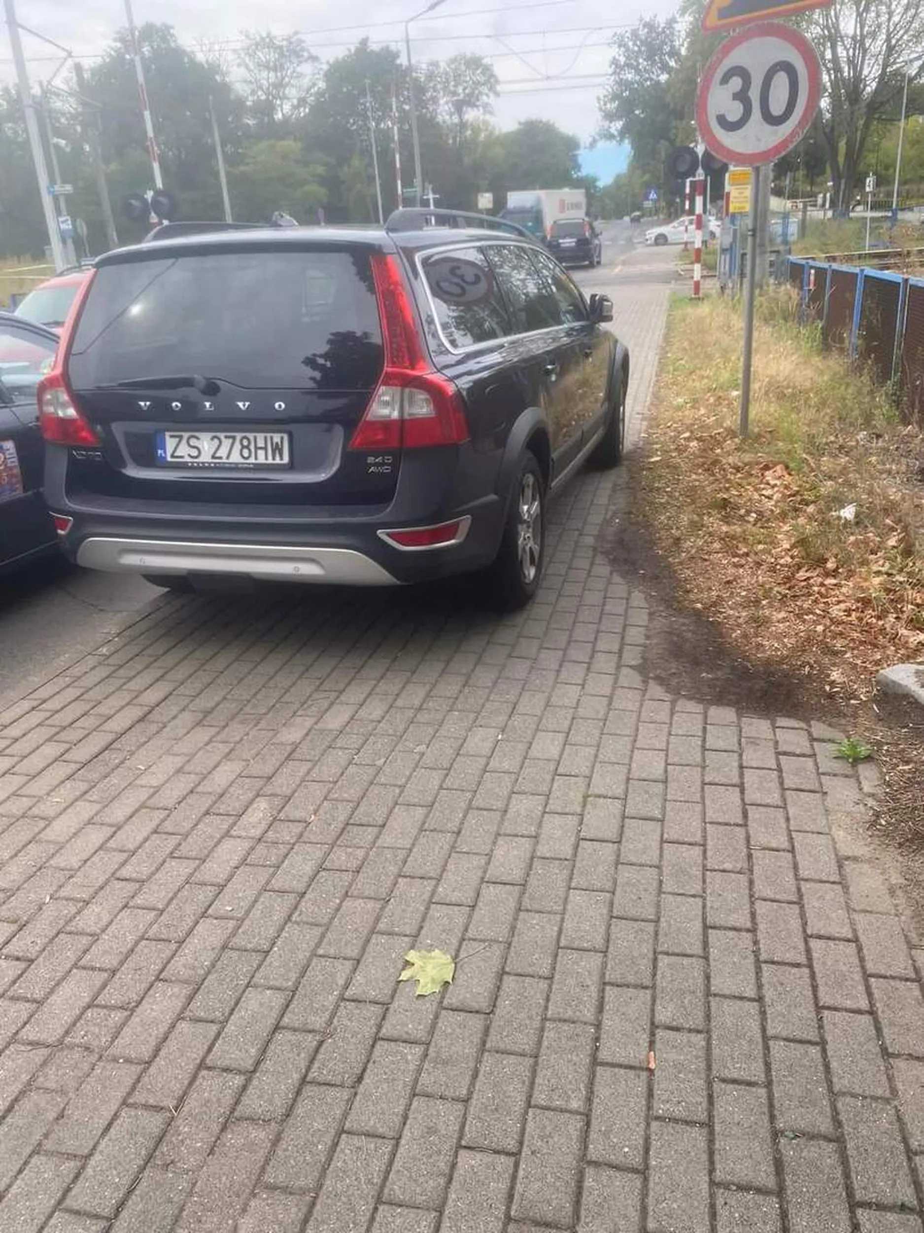 Po chamsku blokuje chodnik