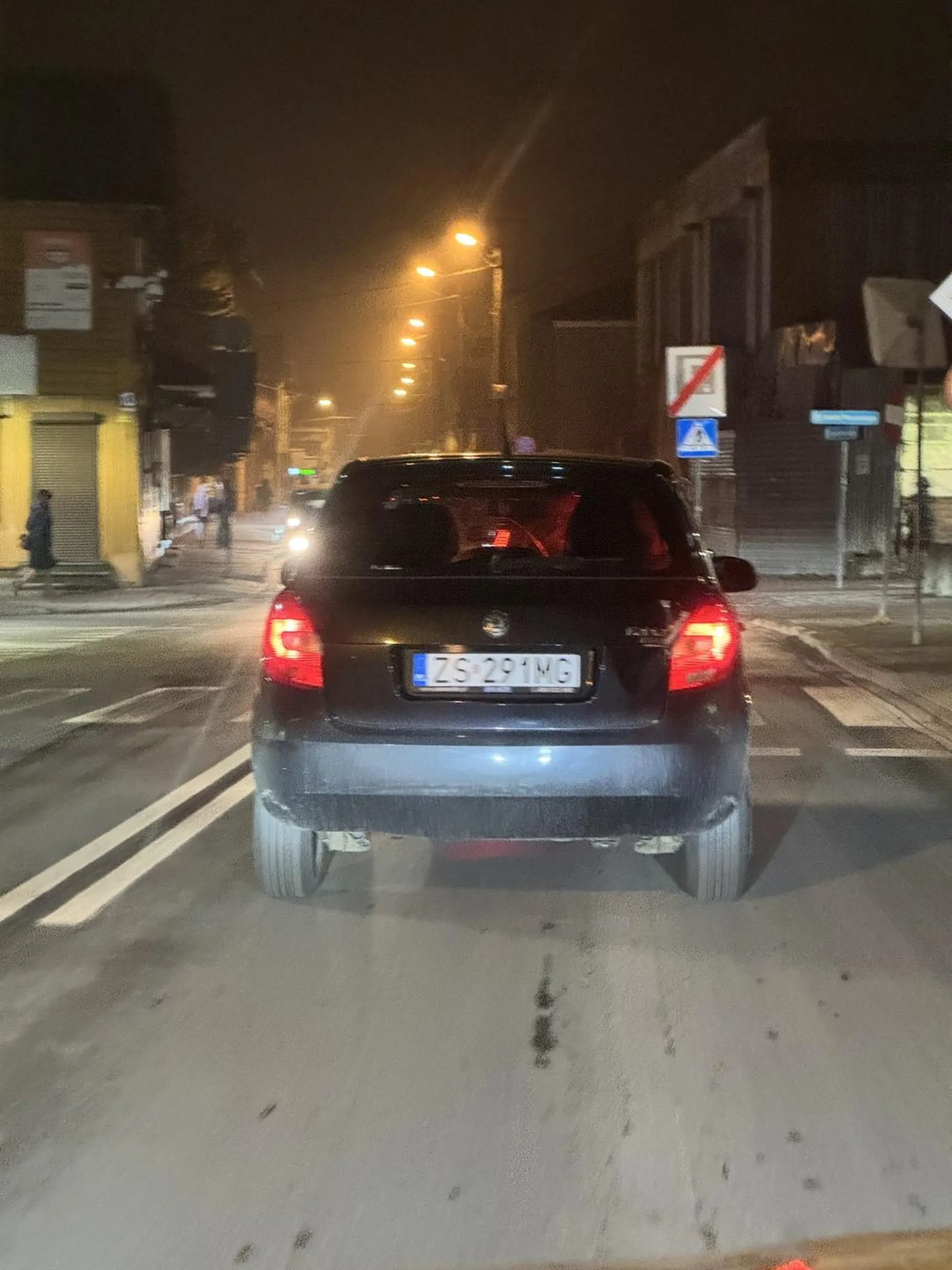 Samochód z uszkodzonym tyłem próbuje nieudolnie i komicznie wymusić szkodę i naprawę na cudzy koszt. Ostre hamowanie przed pustymi pasami (brak pieszych w okolicy przejścia), awaryjne hamowanie na skrzyżowaniach mając pierwszeństwo, po czym rusza i jedzie dalej. Ostrożnie.