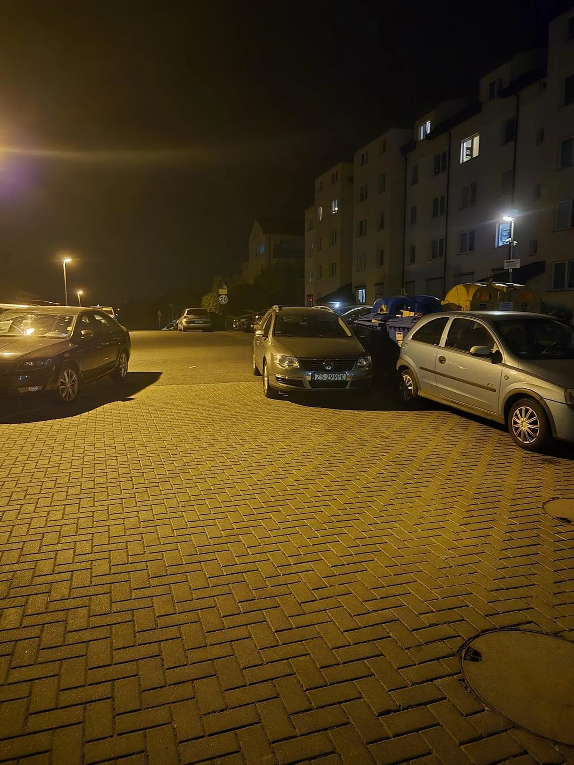 Ktoś chyba spał na kursie z prawa jazdy. A tak serio to ktoś kiedyś umrze bo o tym że karetka przejedzie to można sobie pomarzyć xd