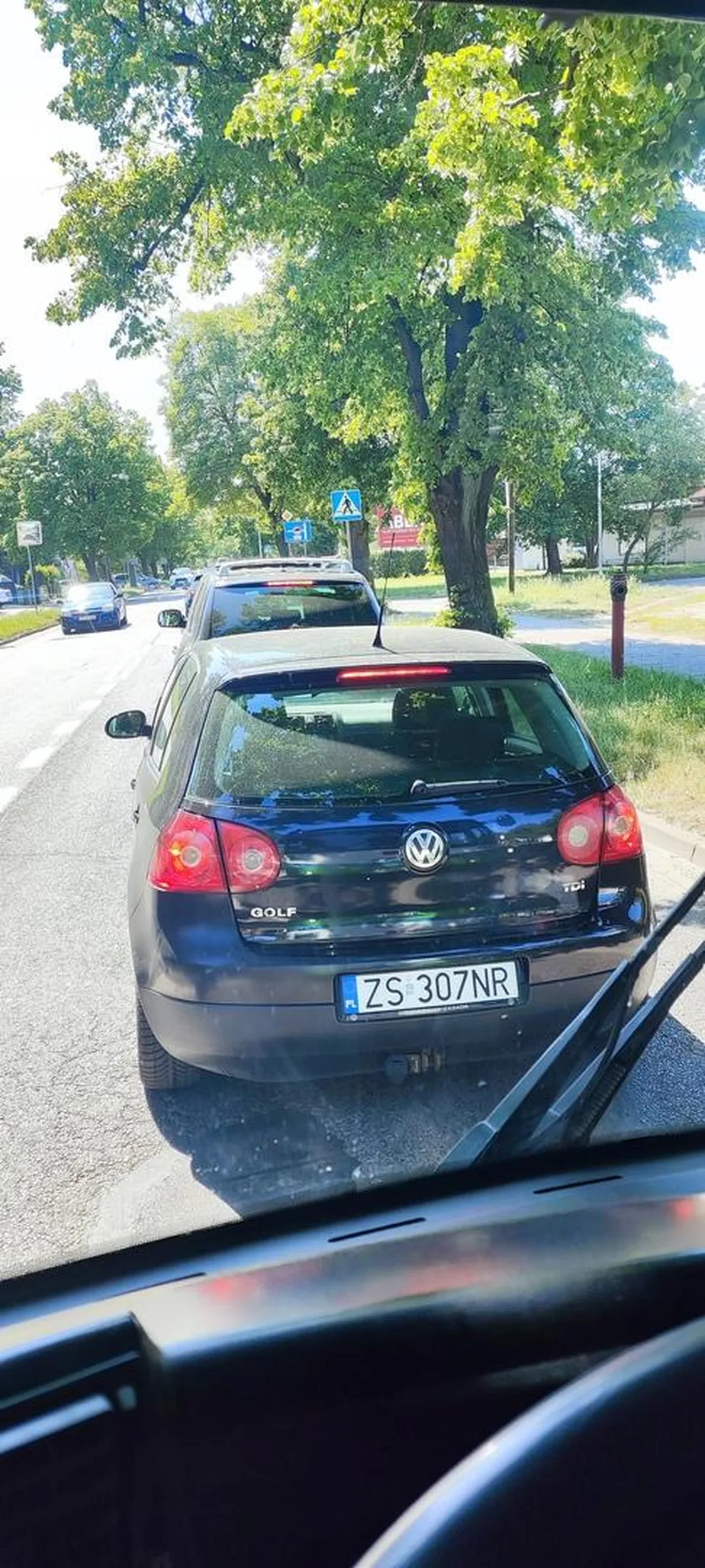 Kierowca nie stosuje się do art. 18.1 Prawa o Ruchu Drogowym. Nie przepuszcza wyjeżdżającego z zatoki, sygnalizującego ten manewr, autobusu komunikacji miejskiej.