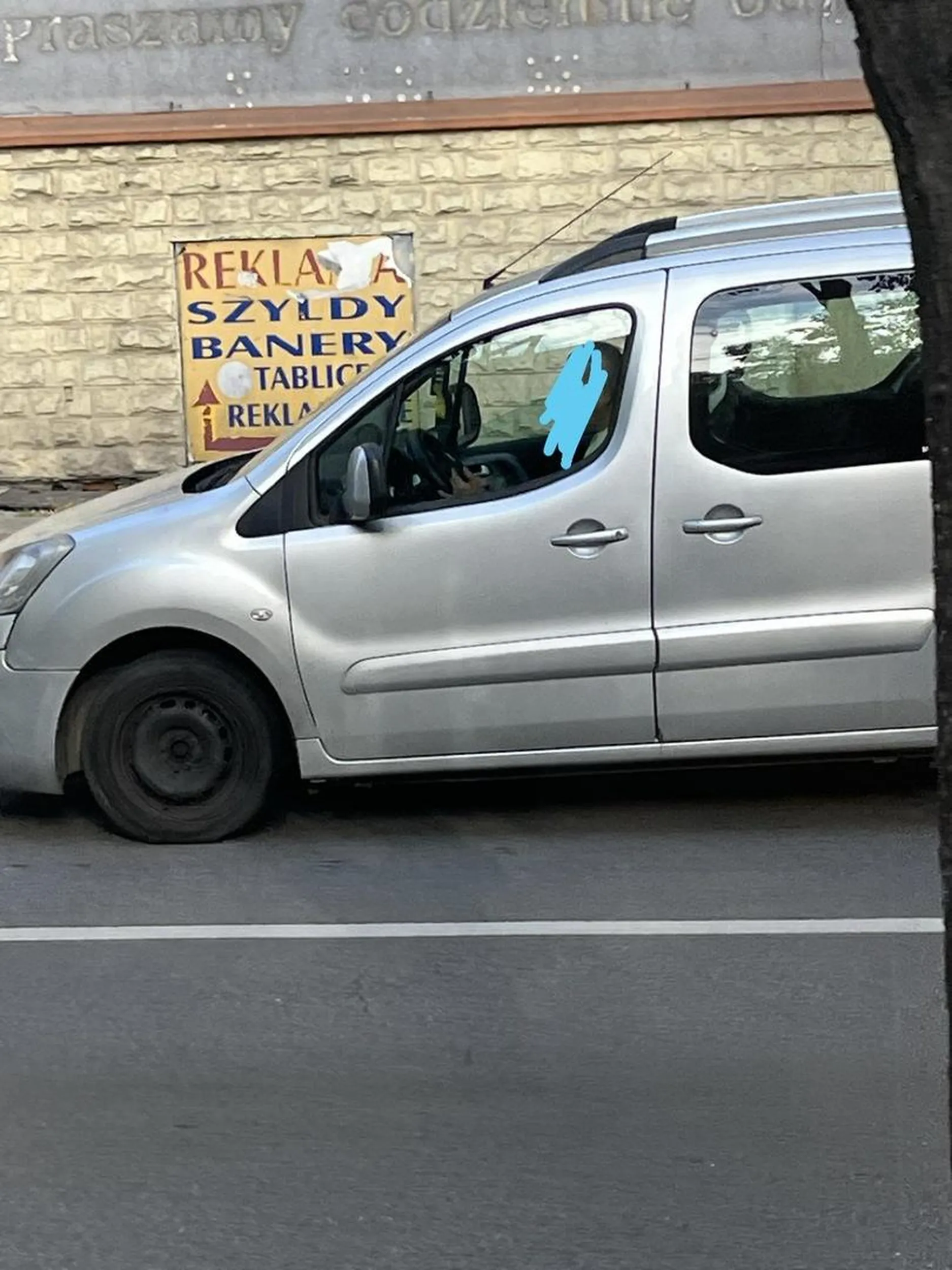 odloz ten telefon jak prowadzisz bo zrobisz komus krzywde! jak widac na zalaczonym obrazku na pasach nawet glowy nie podniosl, oby ktos zyciem nie przyplacil