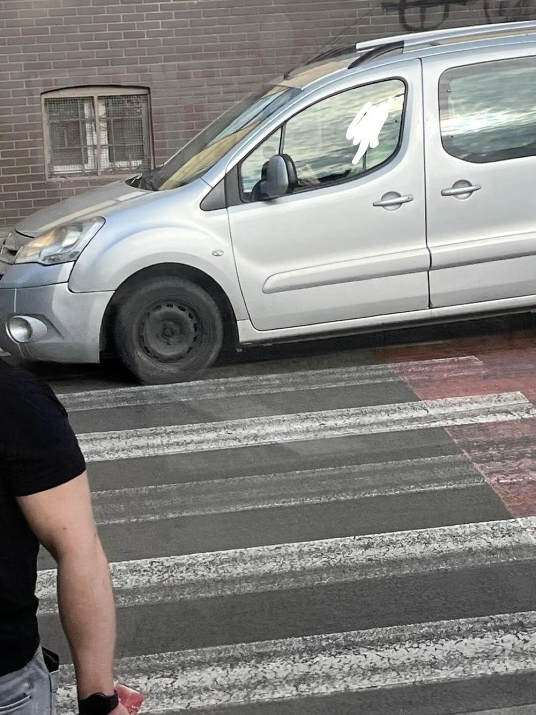 odloz ten telefon jak prowadzisz bo zrobisz komus krzywde! jak widac na zalaczonym obrazku na pasach nawet glowy nie podniosl, oby ktos zyciem nie przyplacil