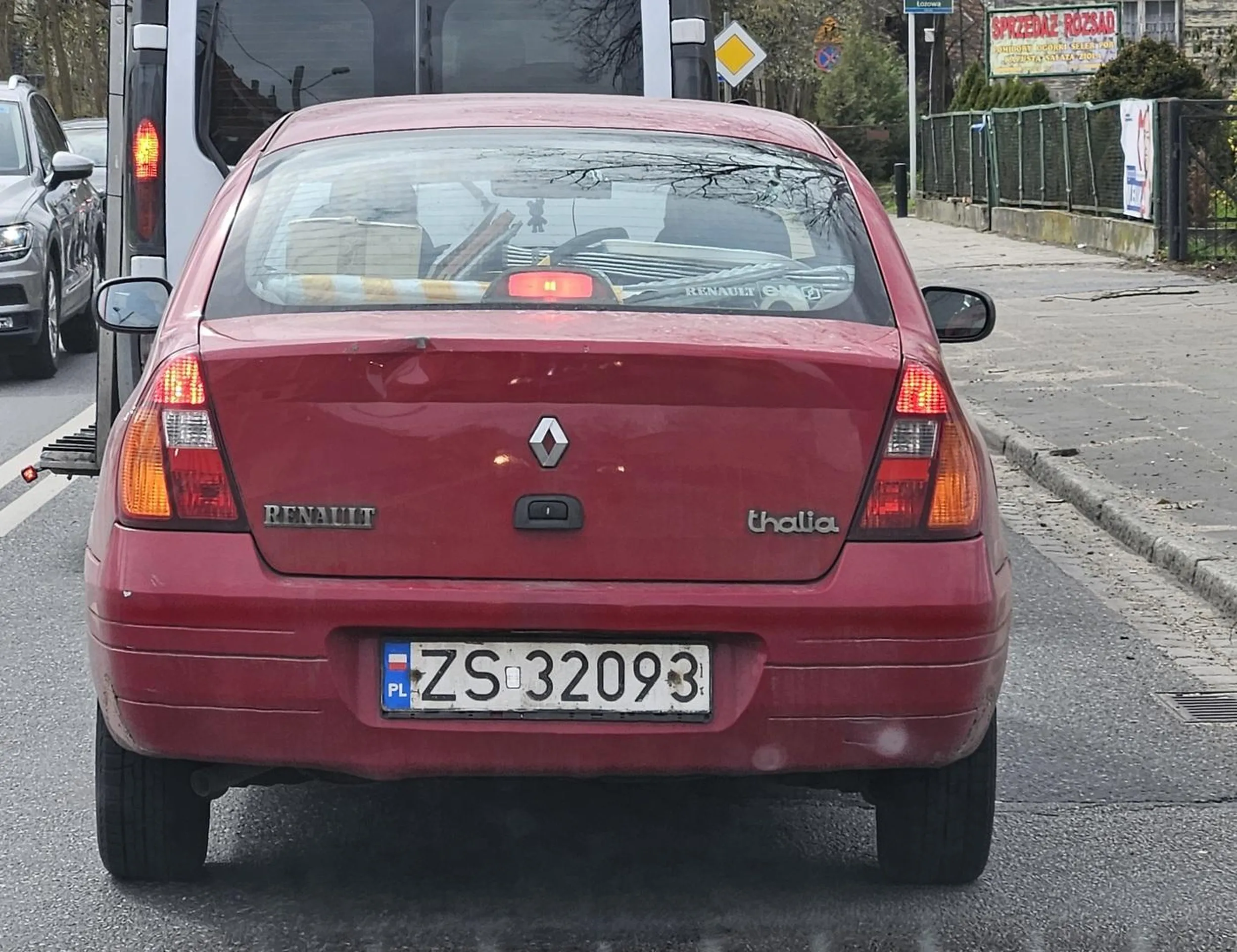 Uwaga na gościa. Hamuje bezpodstawnie,  wpuszcza wszystkie samochody jakie są możliwe, zajeżdża drogę, odstępy między samochodami na trzy tiry, jedzie 20/h przez miasto. Na dodatek cham wystawia kobiecie środkowy palec co oznacza "fuck you".