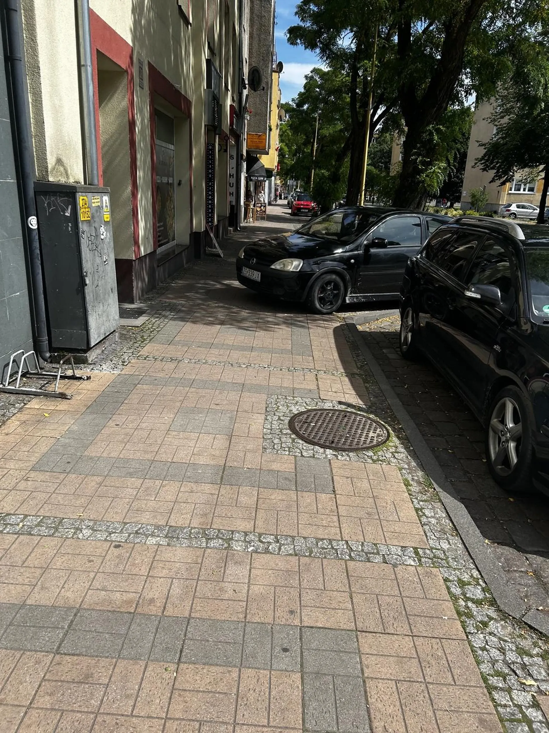 Mógł jeszcze do przodu wjechać.