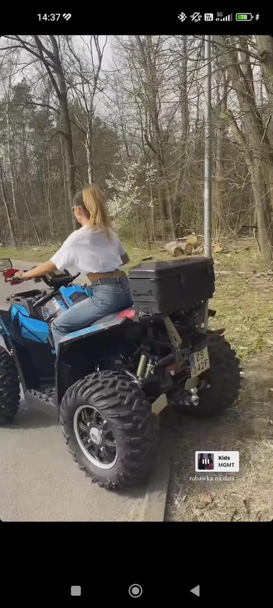 17 letnia Vanessa R bananowe dziecko które nie ma uprawnień do jeżdżenia jeździ quadem po drogach publicznych i stwarza zagrożenie byle nagrać filmik na insta i na tik Toka.