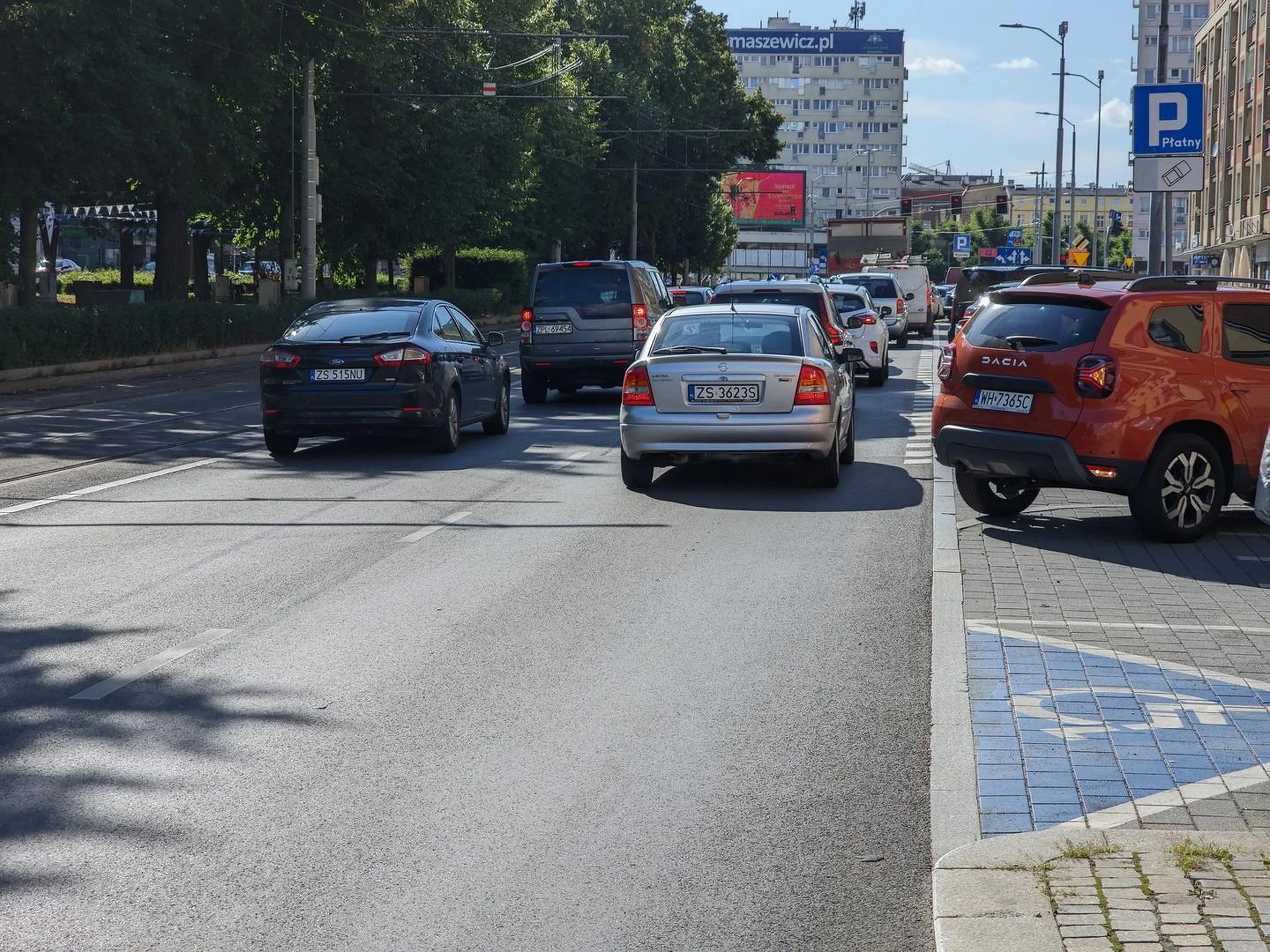 Zielone na przejściu dla pieszych, piesi próbują wejść, a ten sobie jedzie jak gdyby nigdy nic. Może już pora oddać prawko?