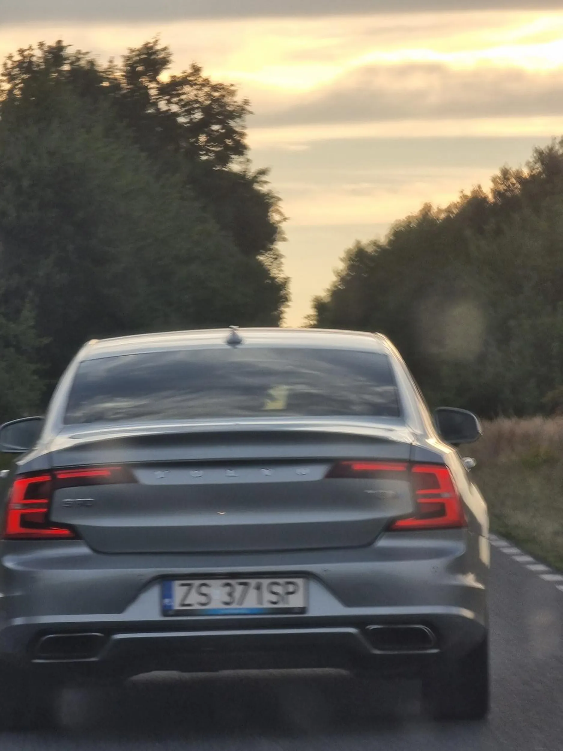 Nie wiem jaka trzeba być amebą umysłową,  żeby wyjechać komuś na drodze, później zwolnić i włączyć spryskiwacze. Rodzina musi być z Was dumna. W ramach pozdrowień, życzę permanentnej sraczuni dla całej familii.